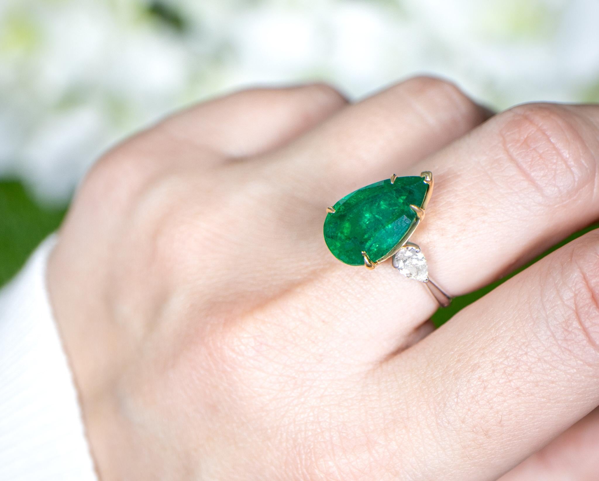 Pear Cut Important Pear Emerald Ring With Two Side Diamonds 7.17 Carats 18K Gold For Sale