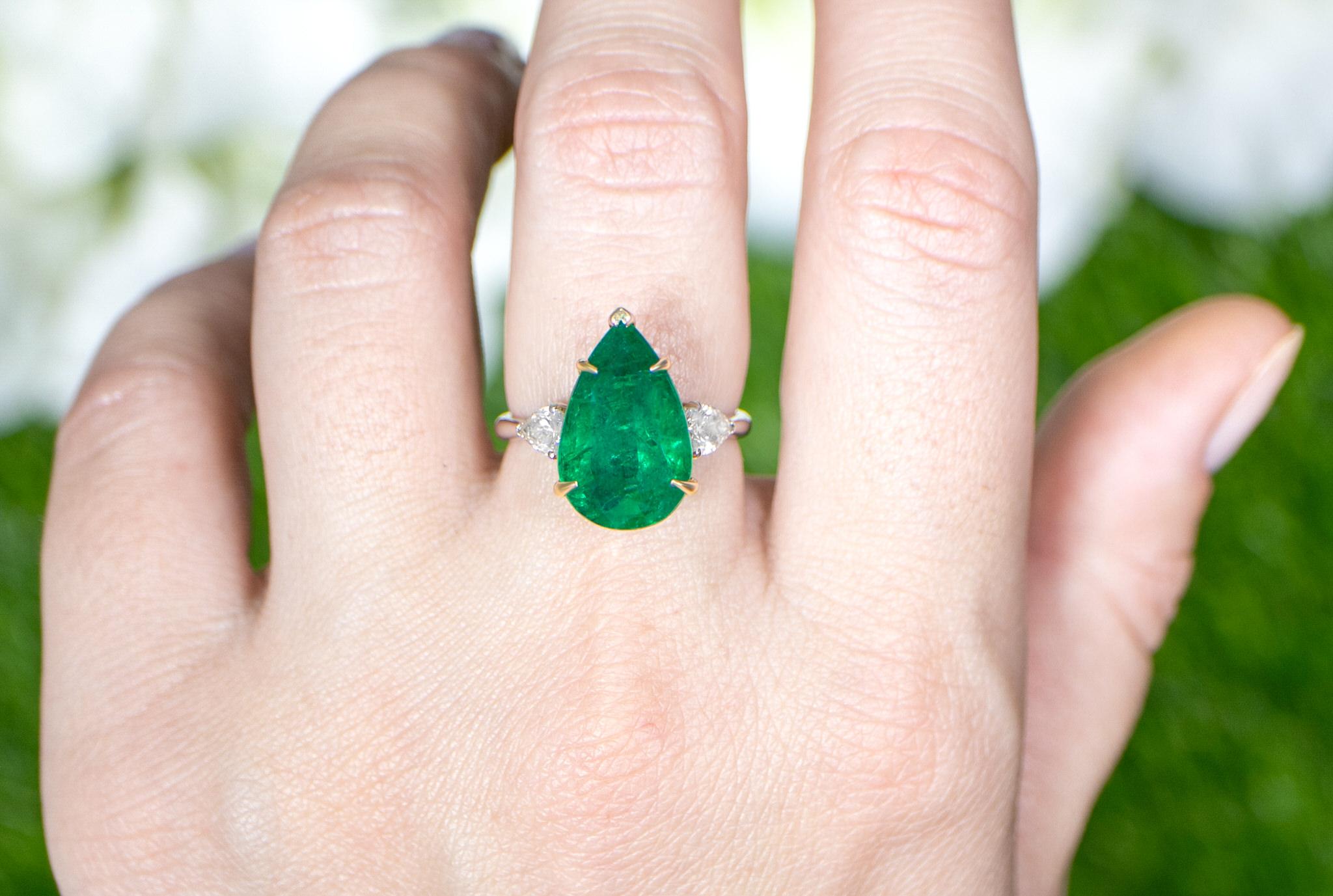 Wichtiger birnenförmiger Smaragdring mit zwei seitlichen Diamanten 7,17 Karat 18K Gold im Zustand „Hervorragend“ im Angebot in Laguna Niguel, CA