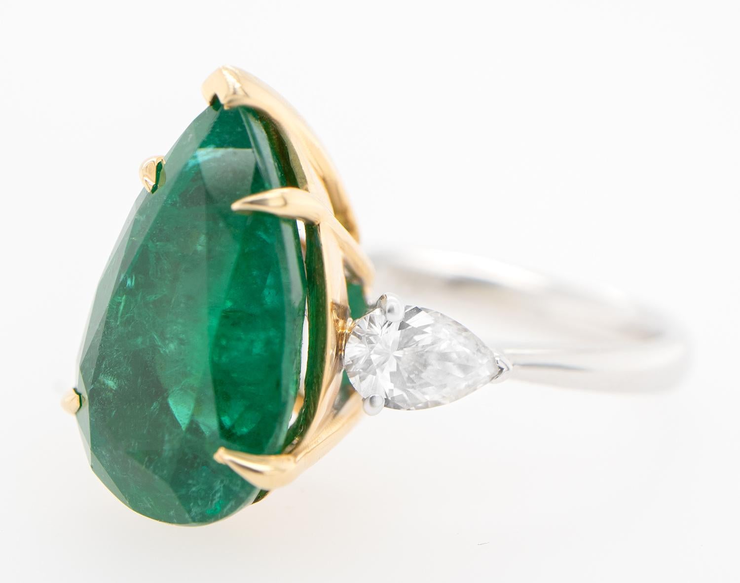 Women's Important Pear Emerald Ring With Two Side Diamonds 7.17 Carats 18K Gold For Sale