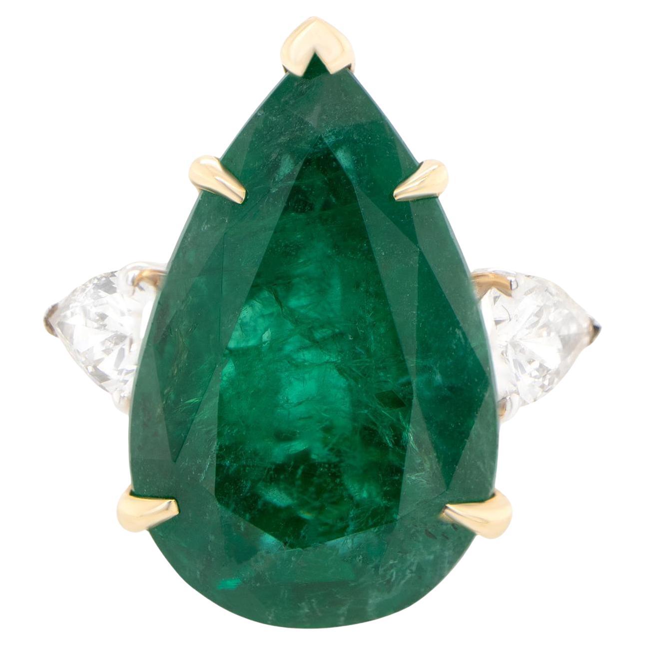 Important Pear Emerald Ring With Two Side Diamonds 7.17 Carats 18K Gold For Sale
