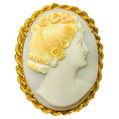Important Pendant In Yellow Gold  Cameo Old "Oval" pendant in 18k 20th Century