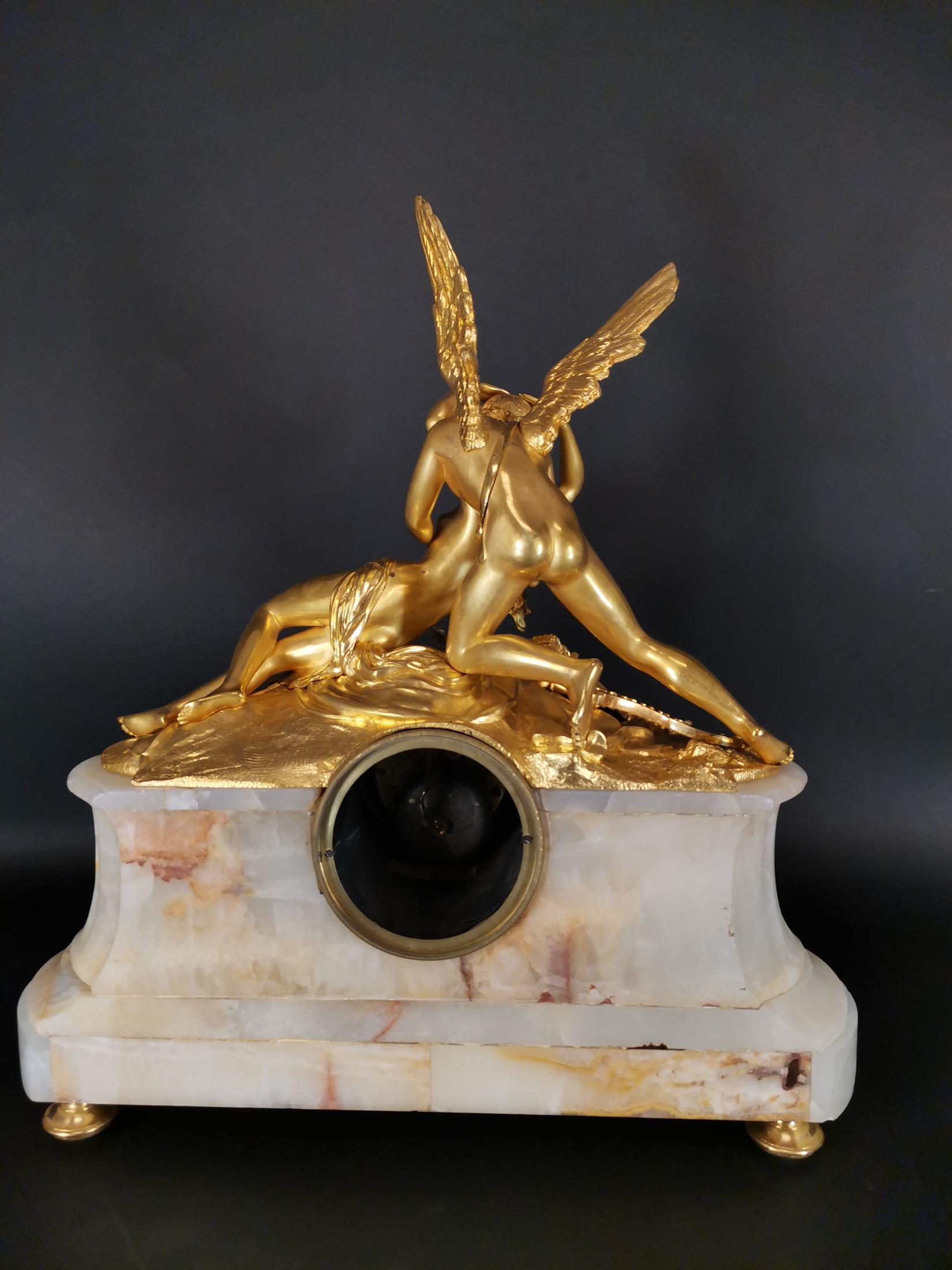 Important Pendelleuchte aus vergoldeter Bronze und Onyx, 19. Jahrhundert im Angebot 4