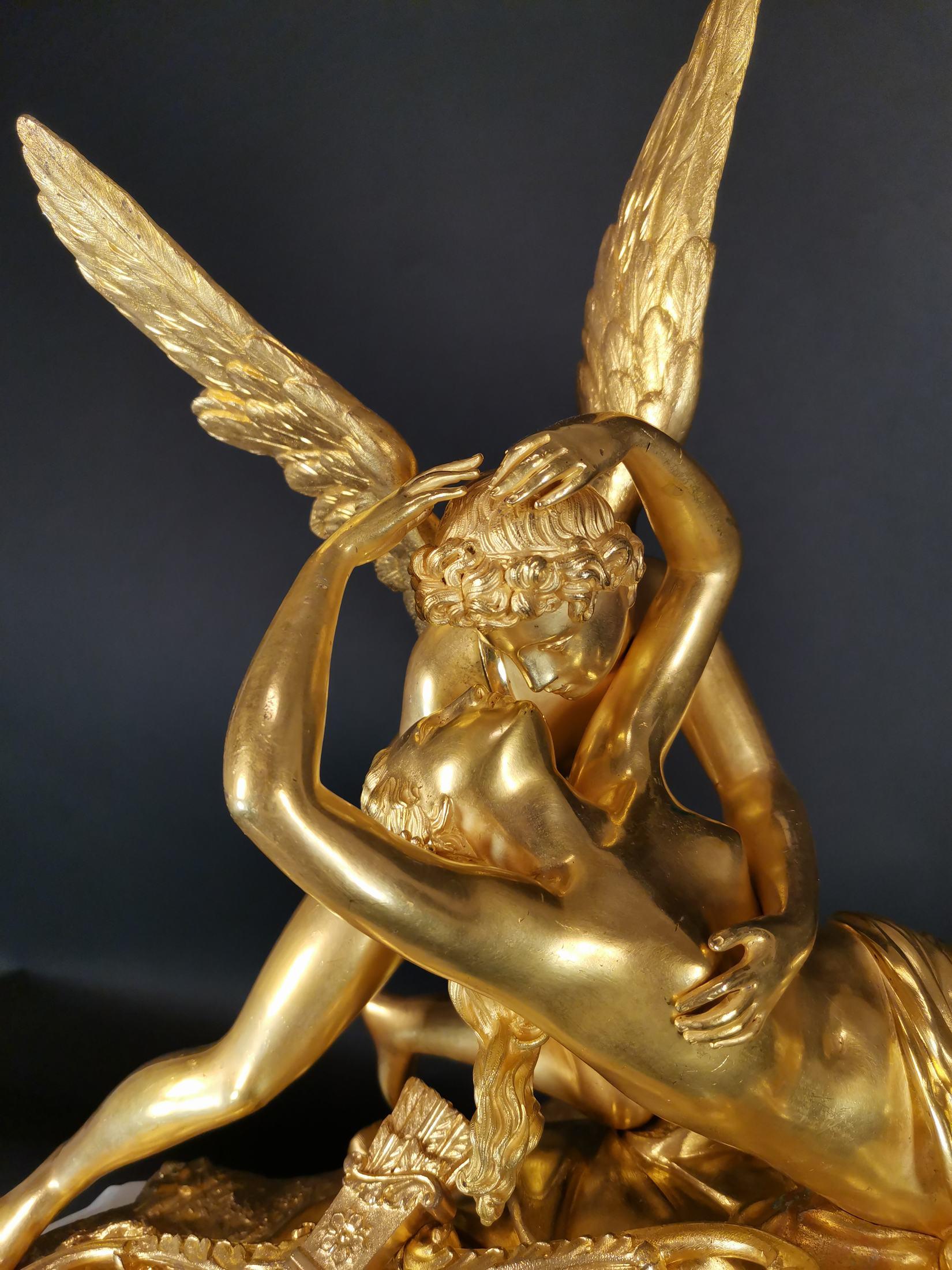Wichtige Pendel in vergoldeter Bronze und Onyx aus dem neunzehnten Jahrhundert.
Das emaillierte Zifferblatt. 
Hergestellt für den russischen Markt.
Groß: 60 x 55 x 18 cm.
Mit Pendel und Schlüssel 6550 Euro.