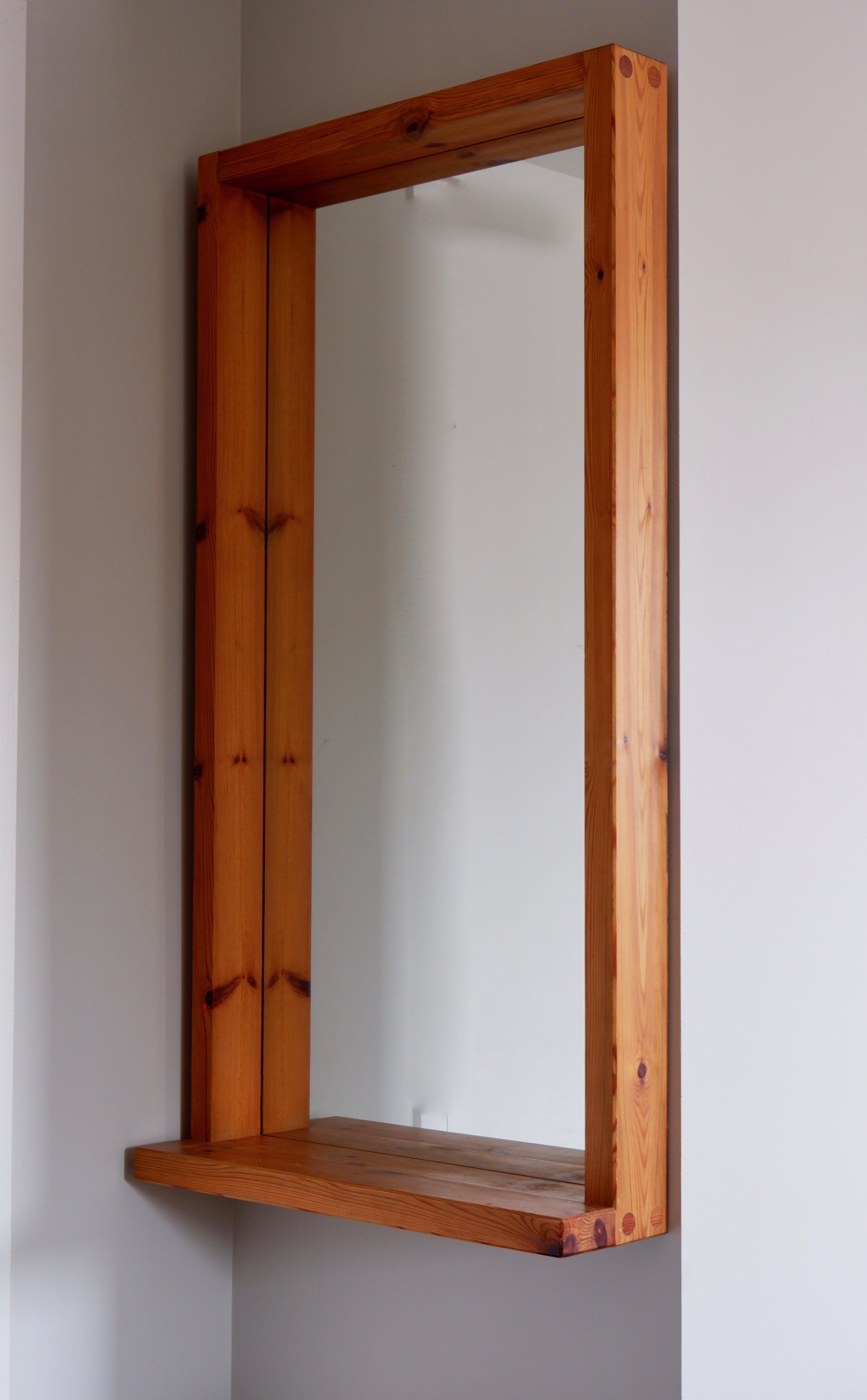 Scandinave moderne Important miroir en pin attribué à Roland Wilhelmsson vers 1960, Suède en vente