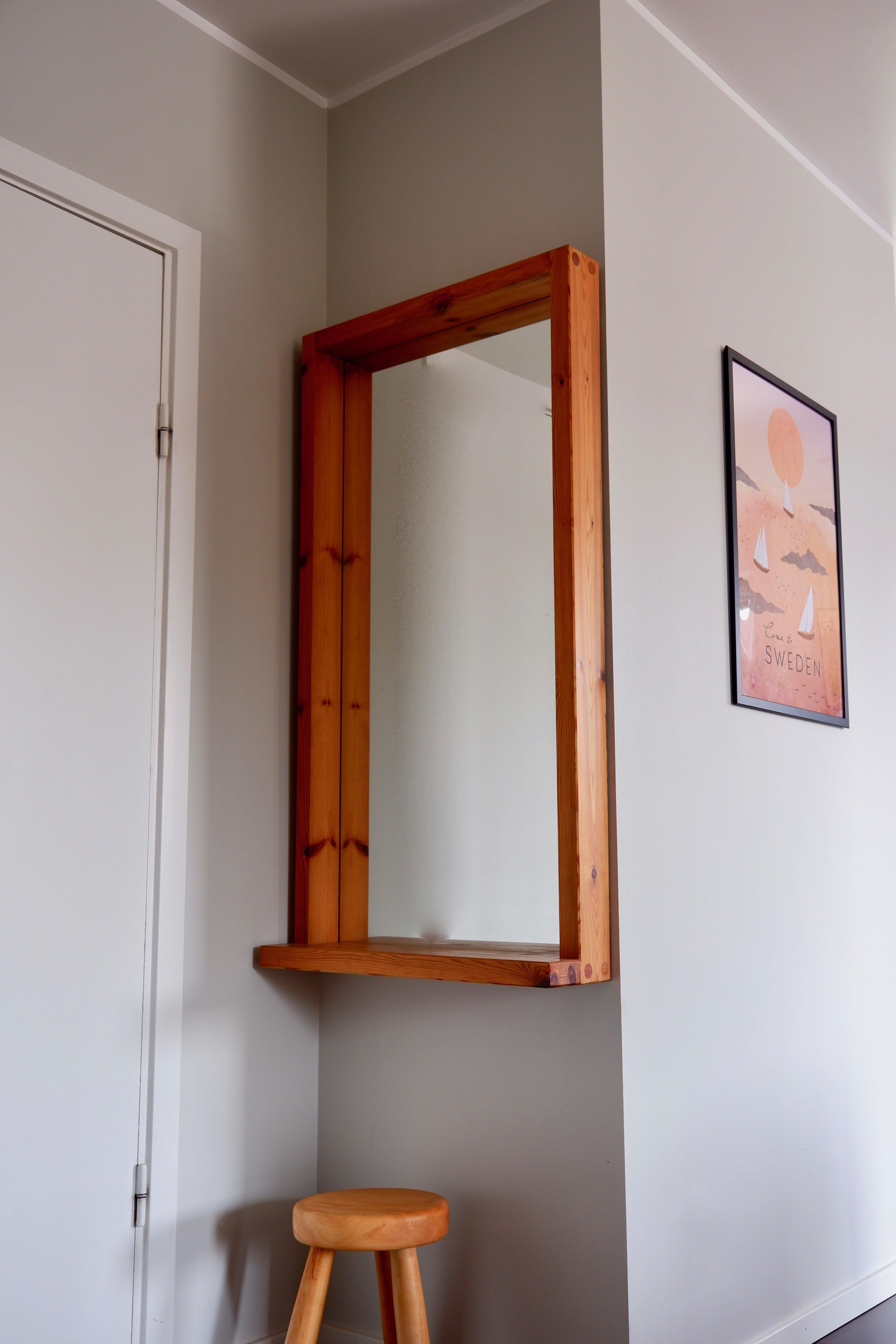 Important Pine Miror Attributed to Roland Wilhelmsson circa 1960, Sweden In Good Condition For Sale In Hägersten-Liljeholmen, Stockholms län