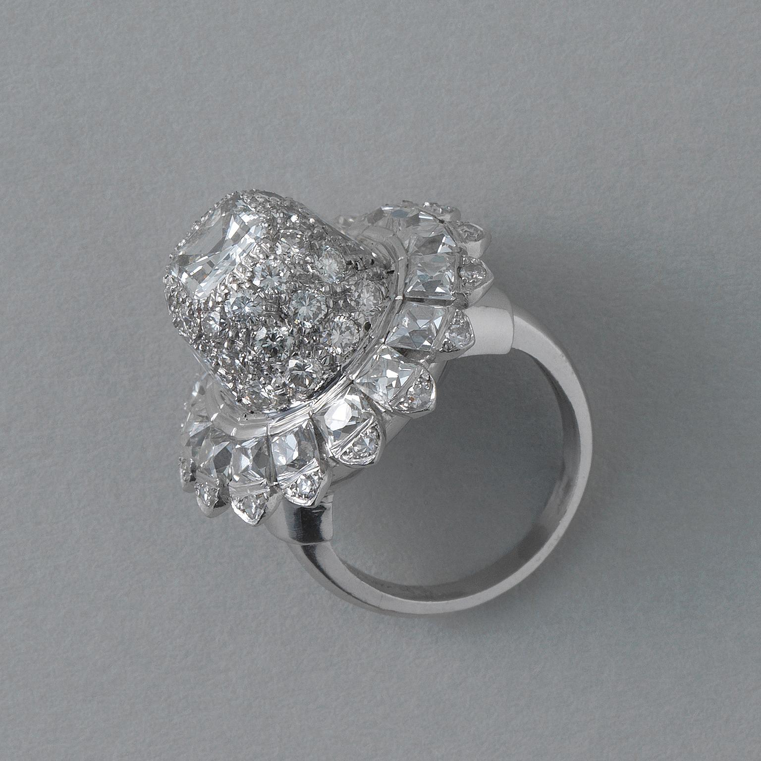 Important Platinum and Diamond Cocktail Ring In Good Condition For Sale In Amsterdam, NL