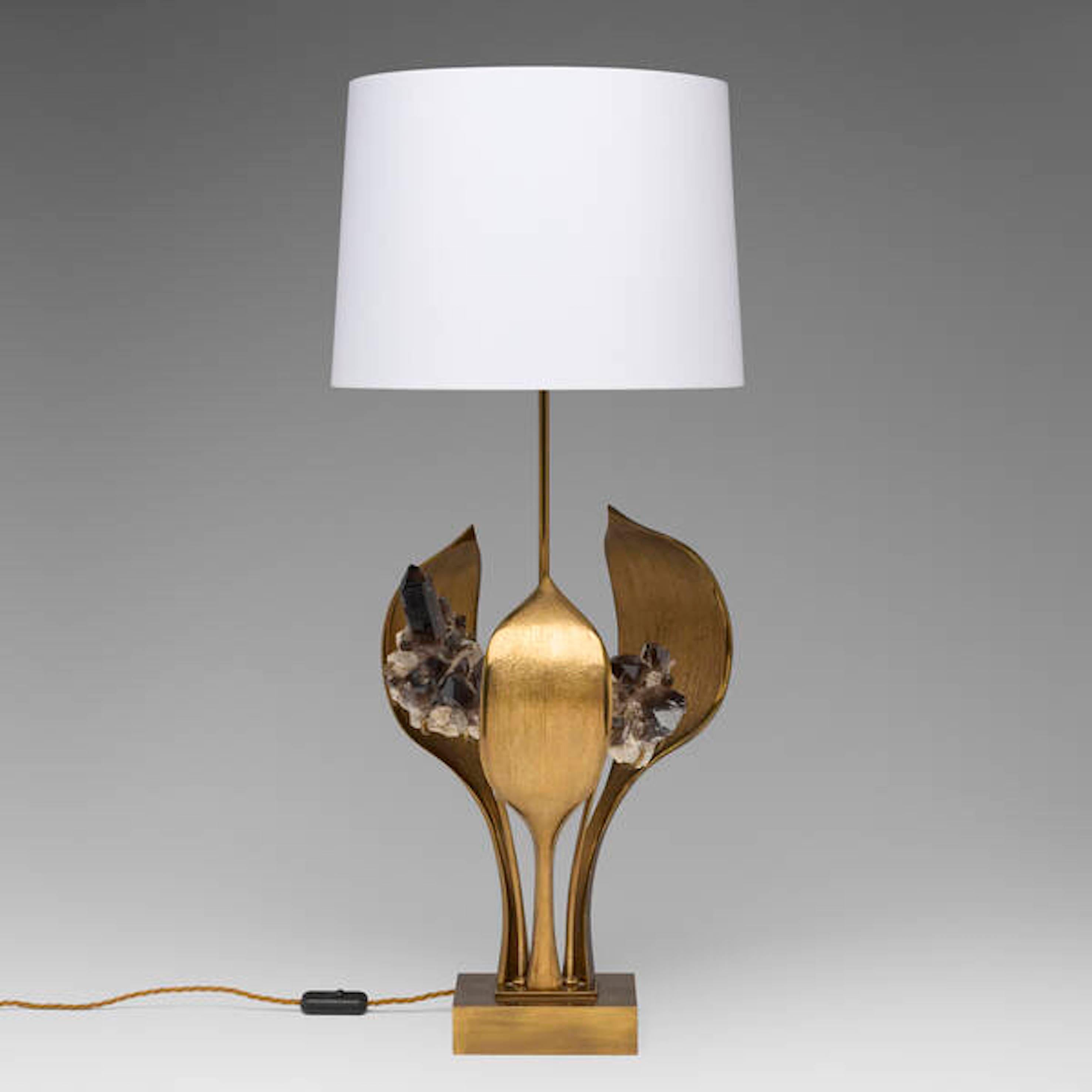 Importante lampe à poser en bronze poli et verni de Willy Daros, le centre étant incrusté d'une grappe de cristaux de quartz. Belgique, c.C. 1975