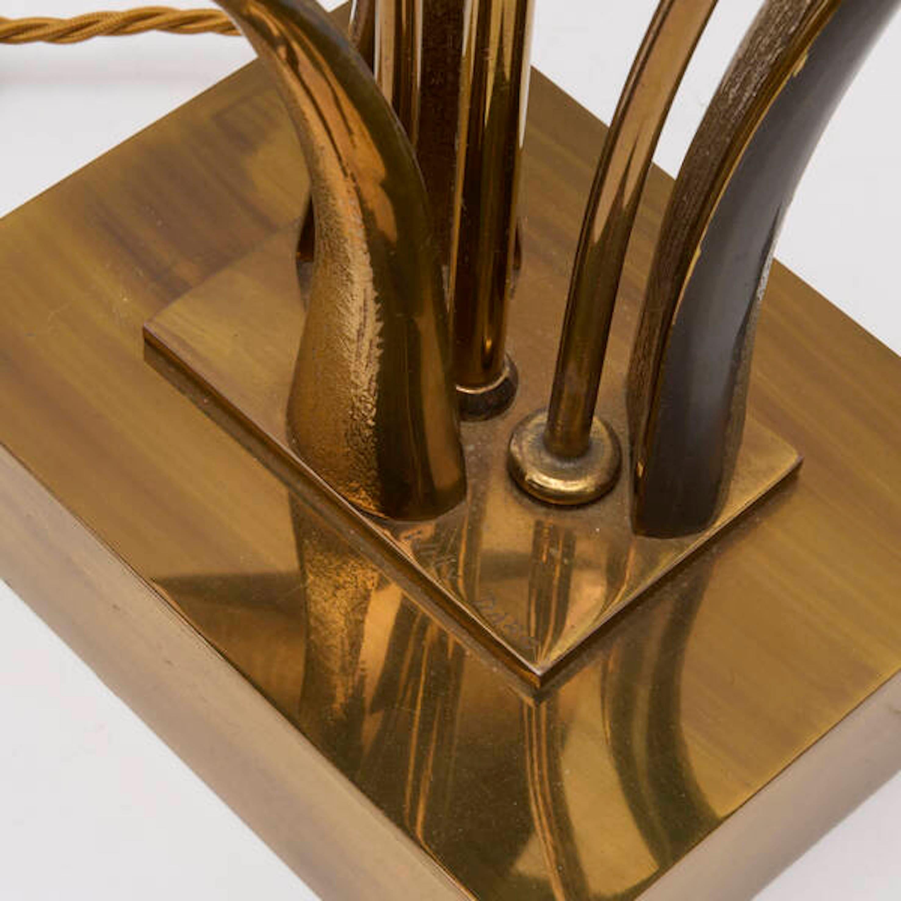 Poli Importante lampe de table en bronze poli et verni de Willy Daro, l'insert central. en vente