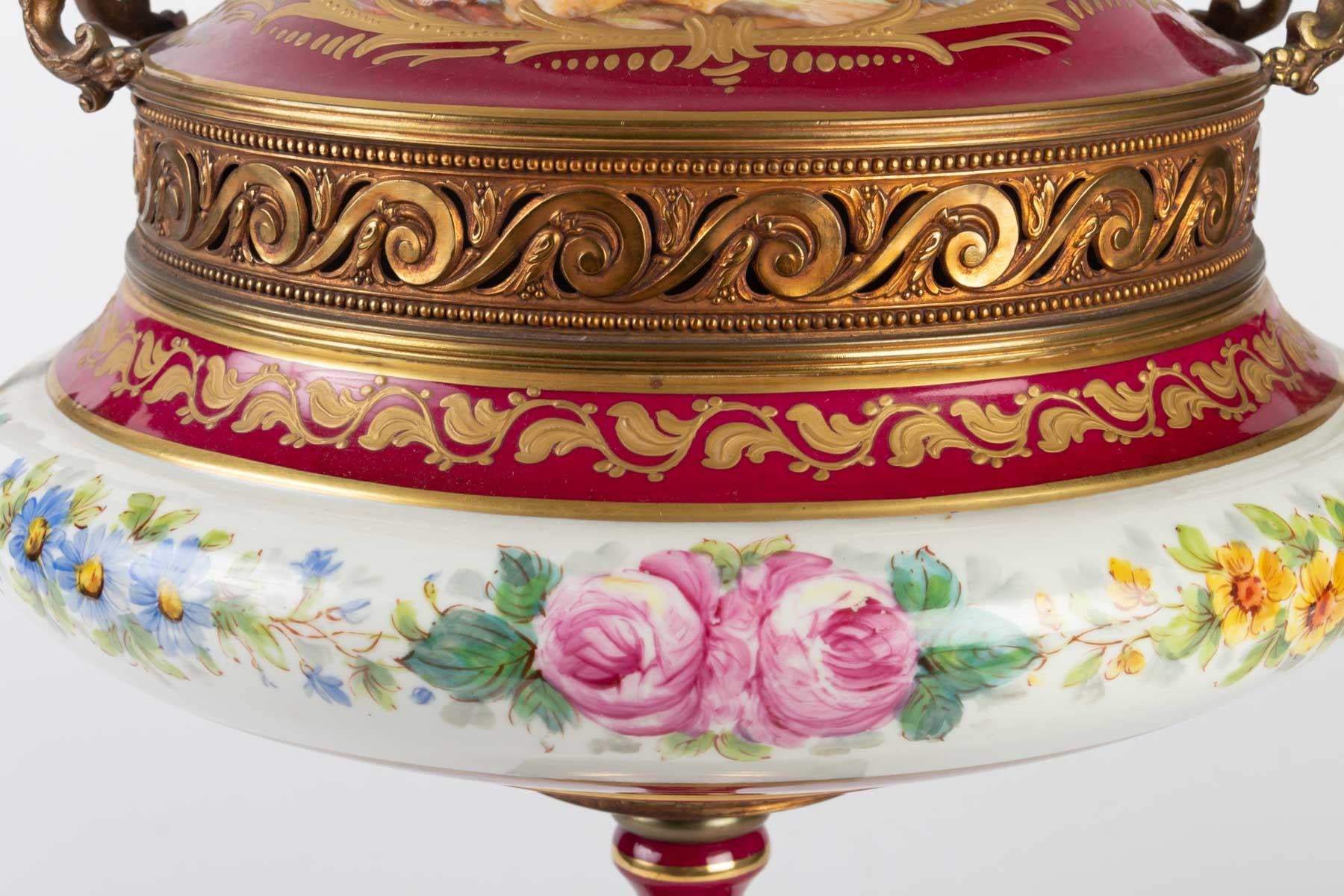 Important Bonbonnière in hand painted porcelain and gilded bronze of origin, Napoleon III, 19th century.

Measures: H 37cm, W 37cm, D 34cm.