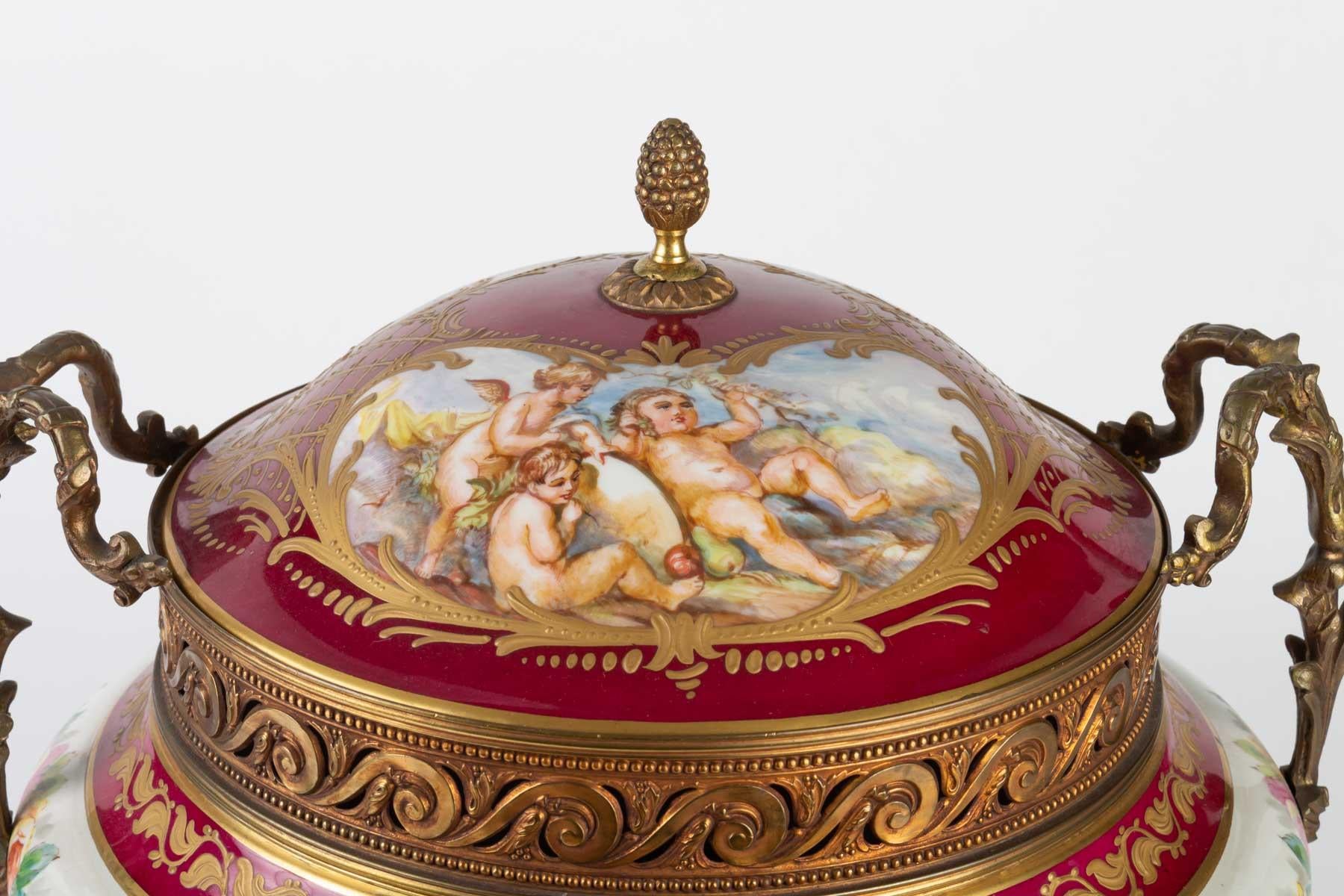 Gilt Important Porcelain Candy Box, Napoleon III, 19th Century