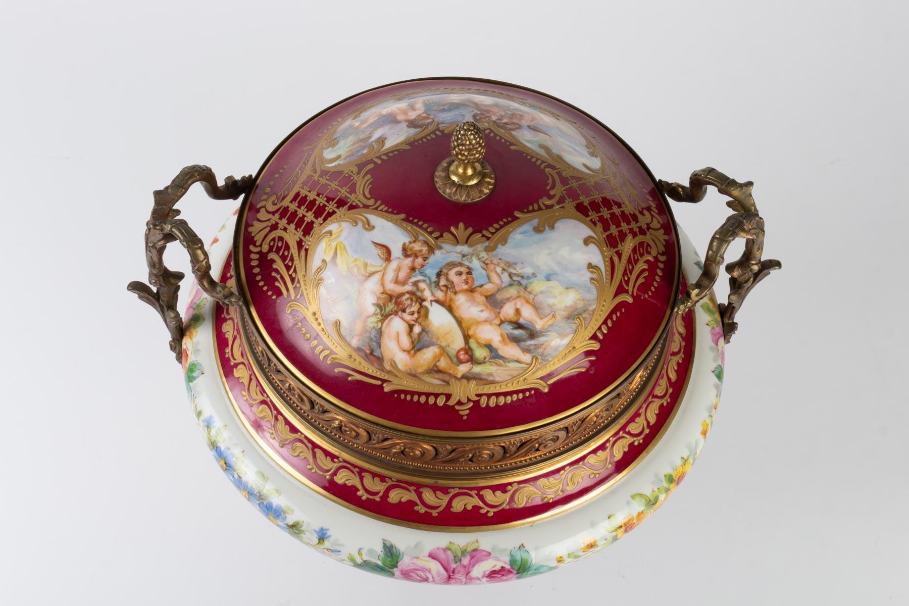 Important Porcelain Candy Box, Napoleon III, 19th Century In Good Condition In Saint-Ouen, FR