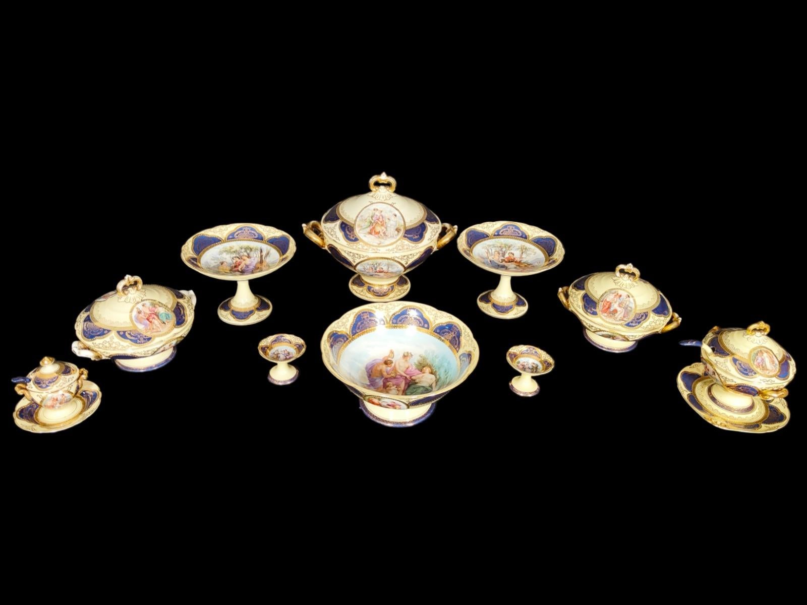 Important Porcelain Tableware  Service 108 Pieces 19th Century In Good Condition For Sale In Madrid, ES