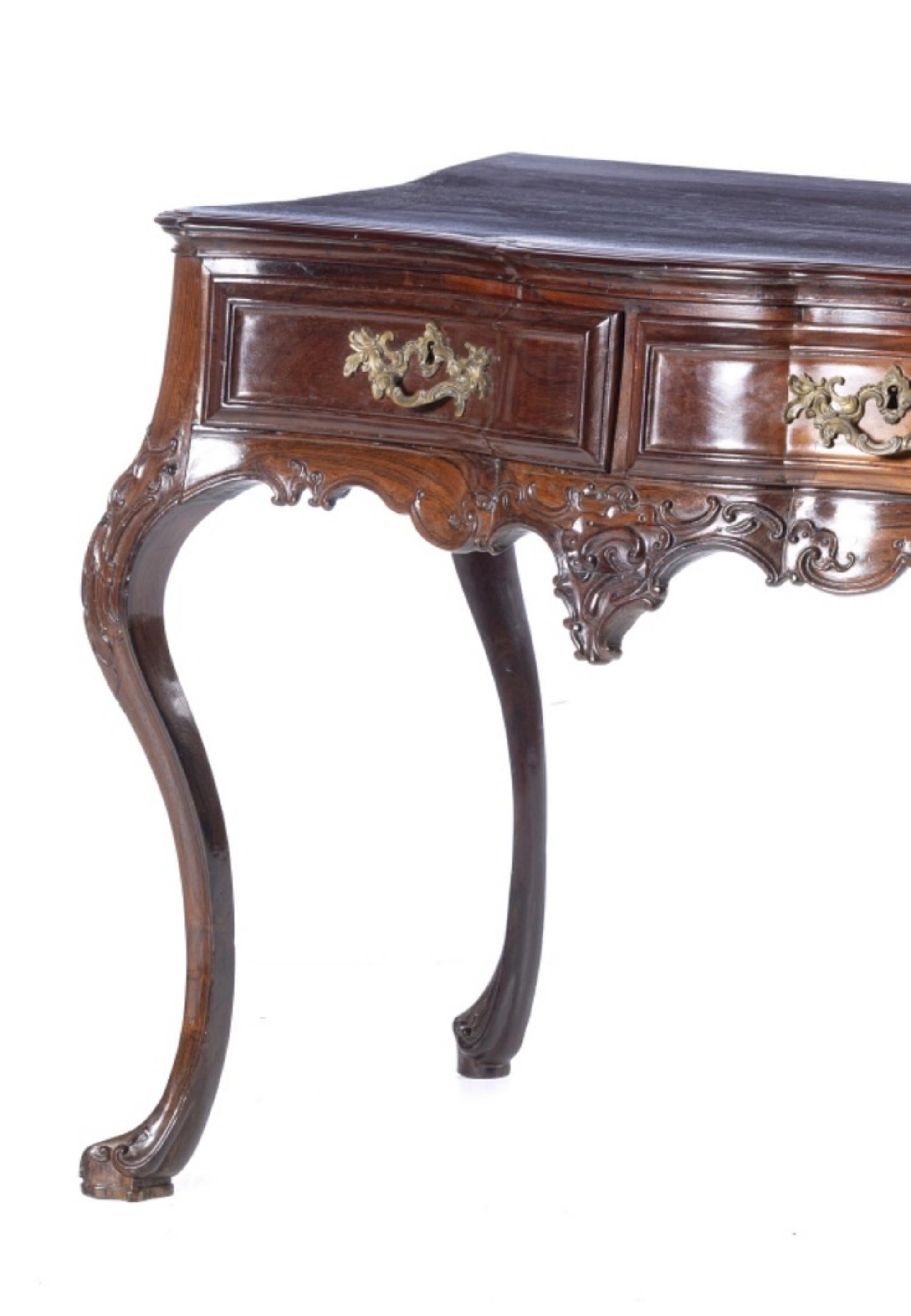 IMPORTANTE TABLE D'APPUI PORTUGAISE D. JOSÉ 18e siècle

en bois de rose avec deux tiroirs. Jupes découpées décorées d'éléments sculptés, terminées par des pieds courbes. Quincaillerie en métal.
DIM. : 79 x 104 x 55 cm.
bon état pour l'âge.