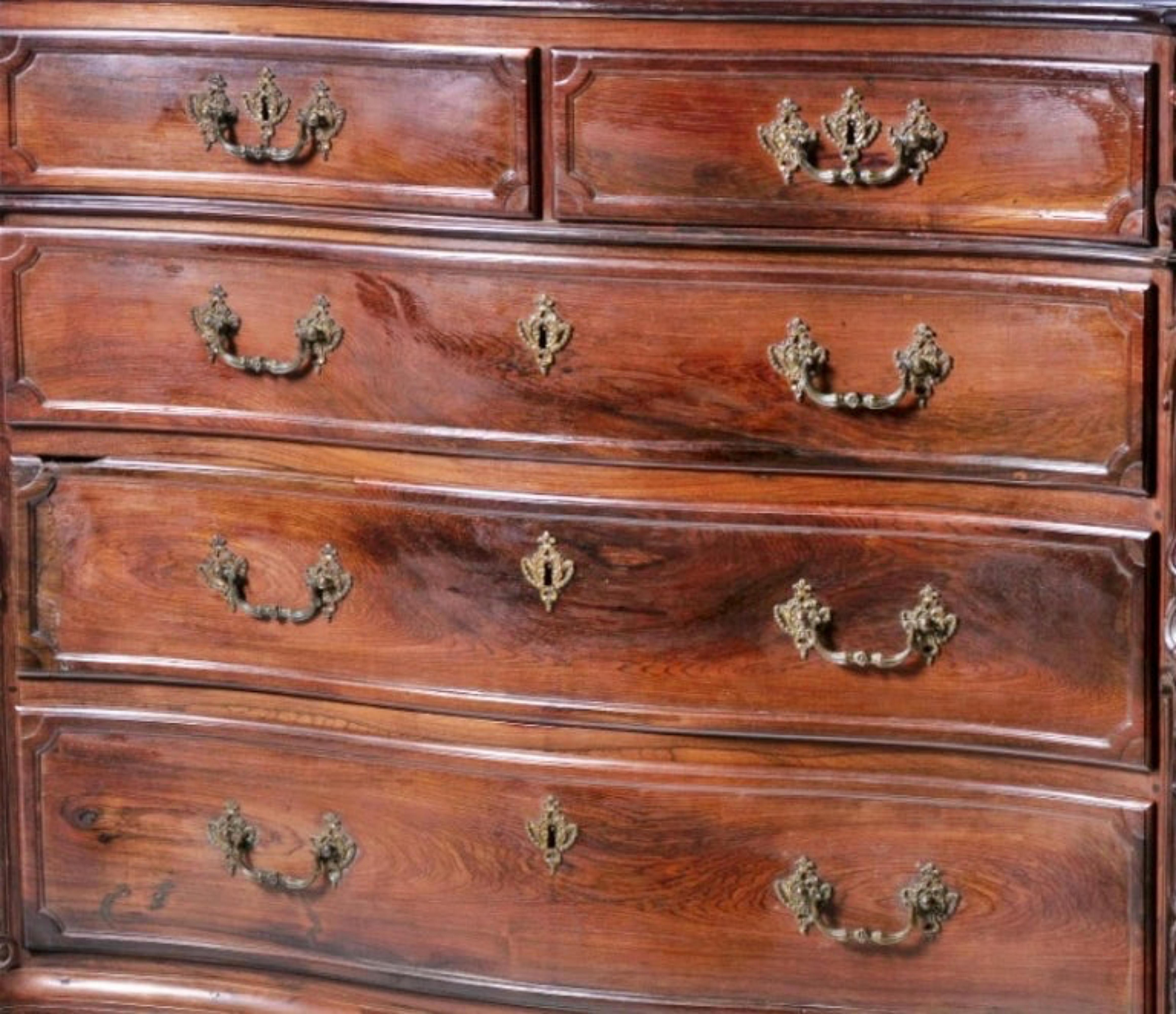 Important Portuguese Commode 18th Century in Carved Brazilian Rosewood For Sale 4