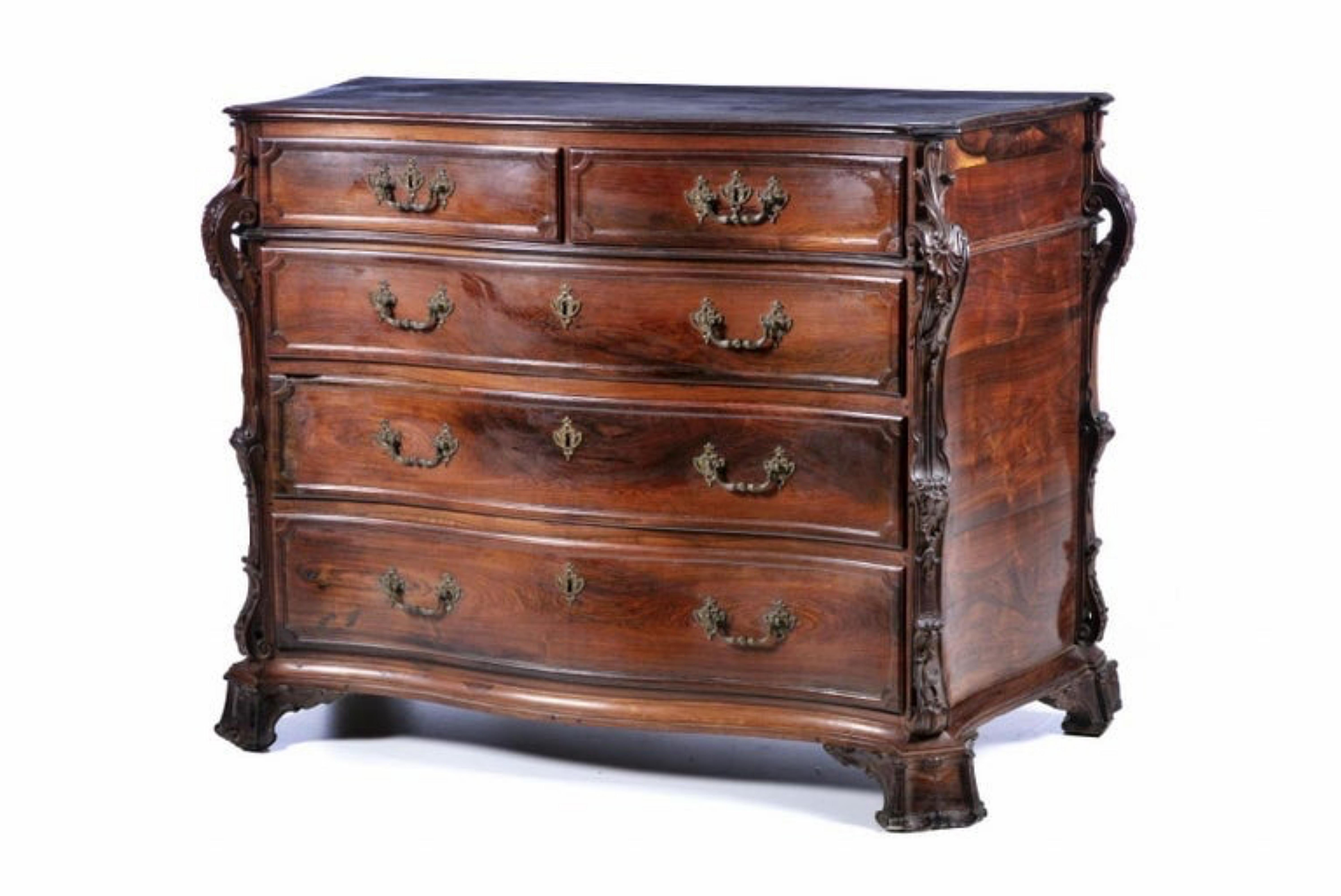 Important Portuguese Commode 18th Century in Carved Brazilian Rosewood For Sale 5