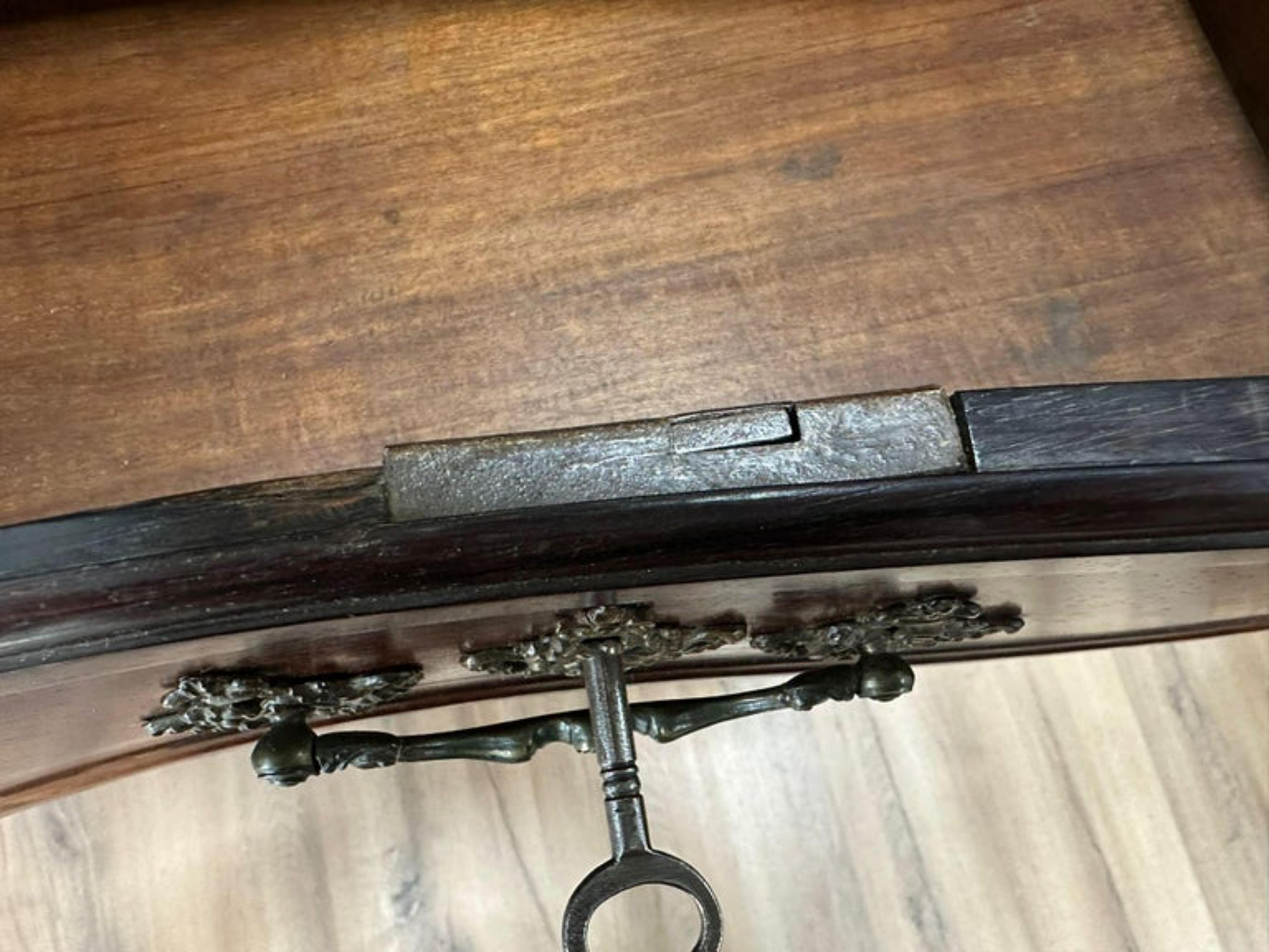 Important Portuguese Commode 18th Century in Carved Brazilian Rosewood In Good Condition For Sale In Madrid, ES