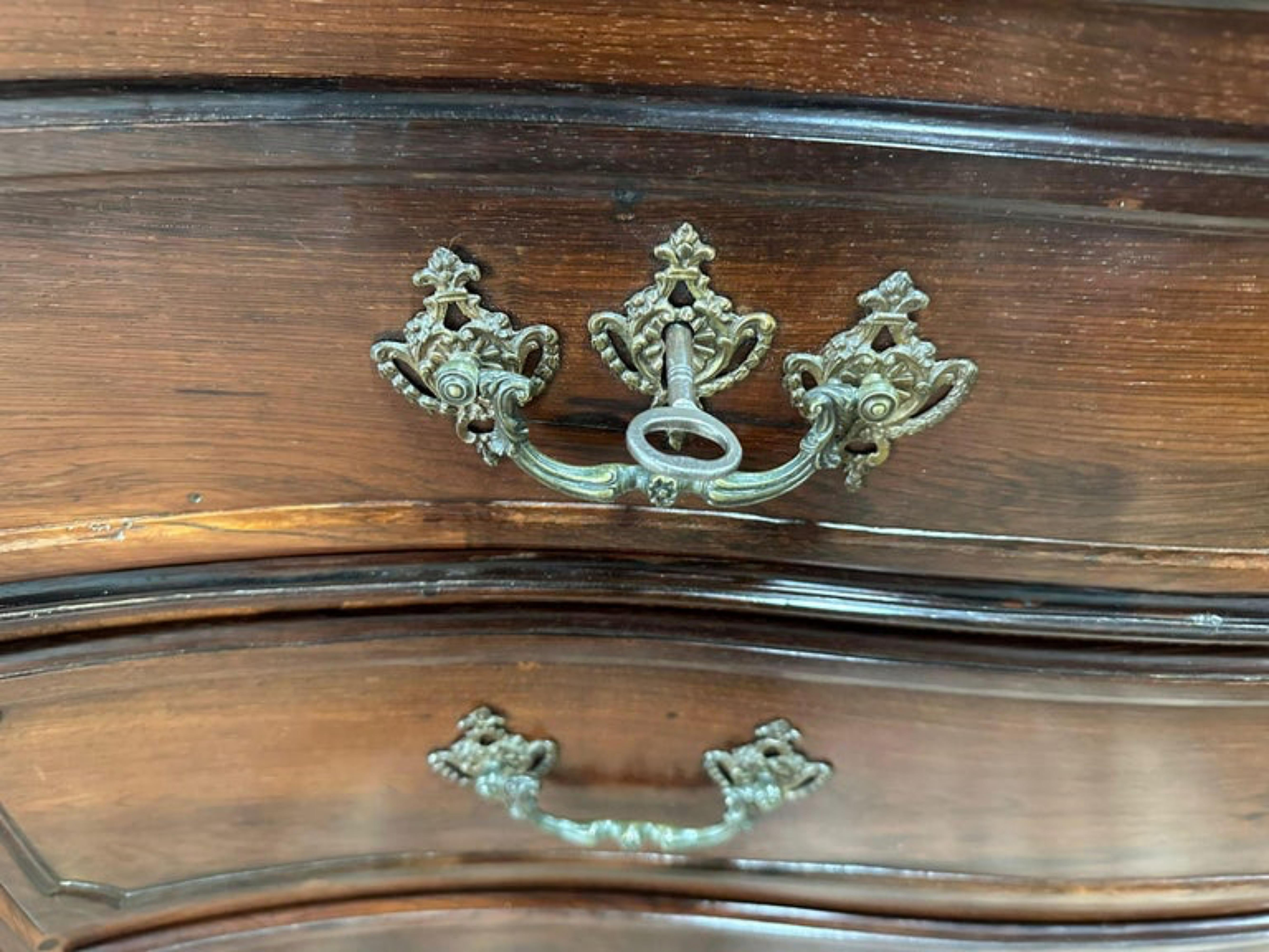 Important Portuguese Commode 18th Century in Carved Brazilian Rosewood For Sale 1