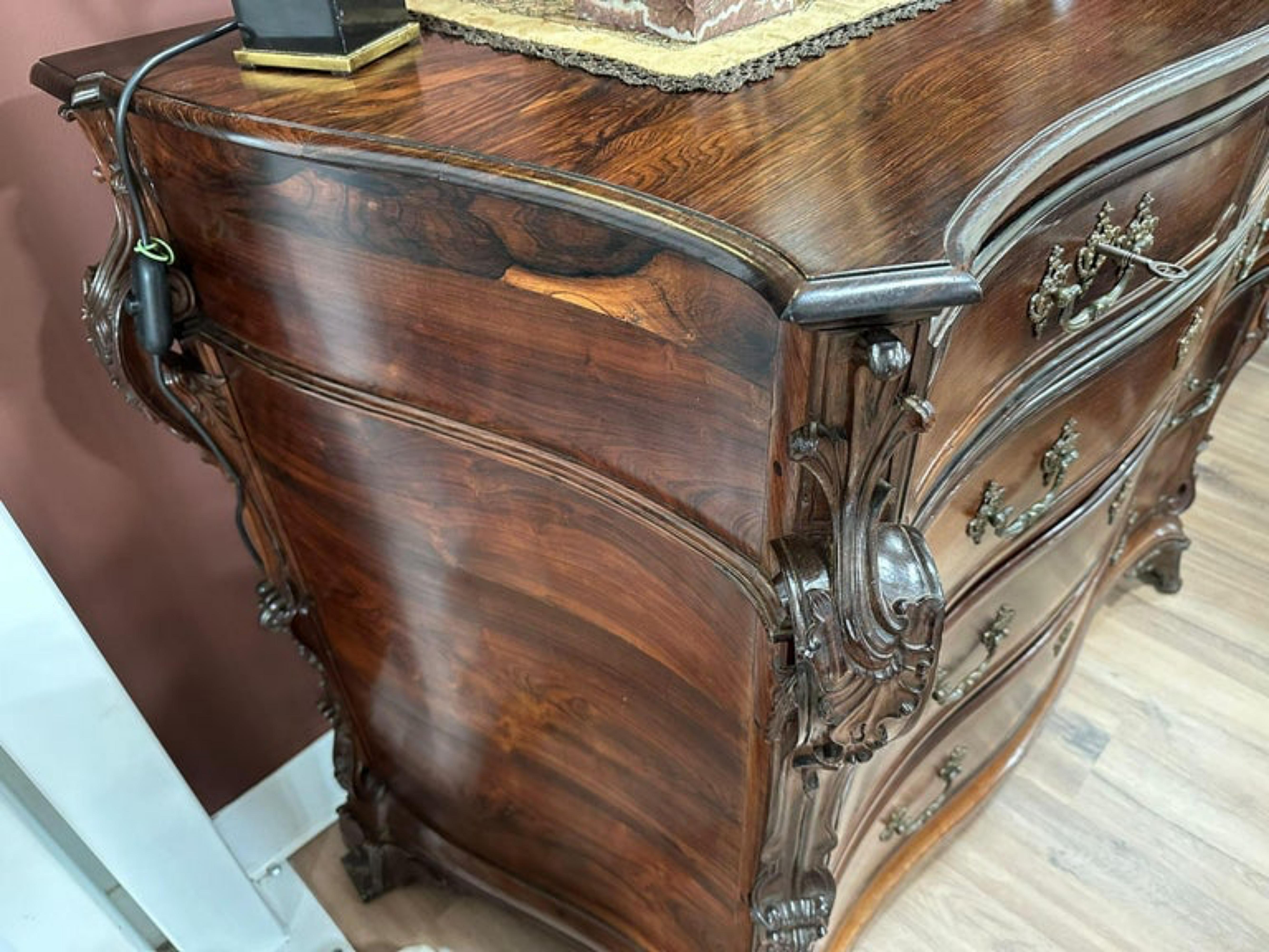 Important Portuguese Commode 18th Century in Carved Brazilian Rosewood For Sale 2