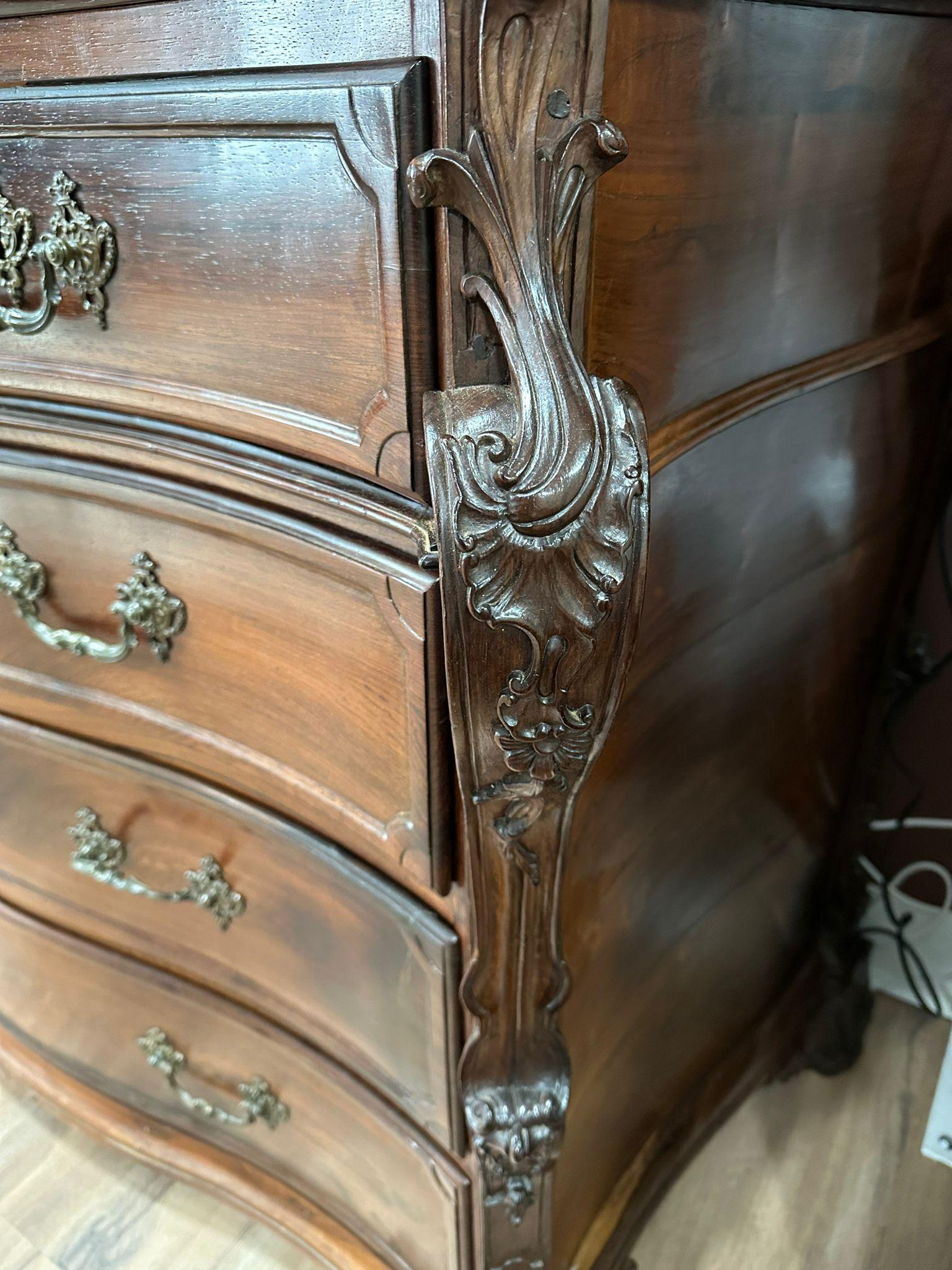 Important Portuguese Commode 18th Century in Carved Brazilian Rosewood VIDEO For Sale 4