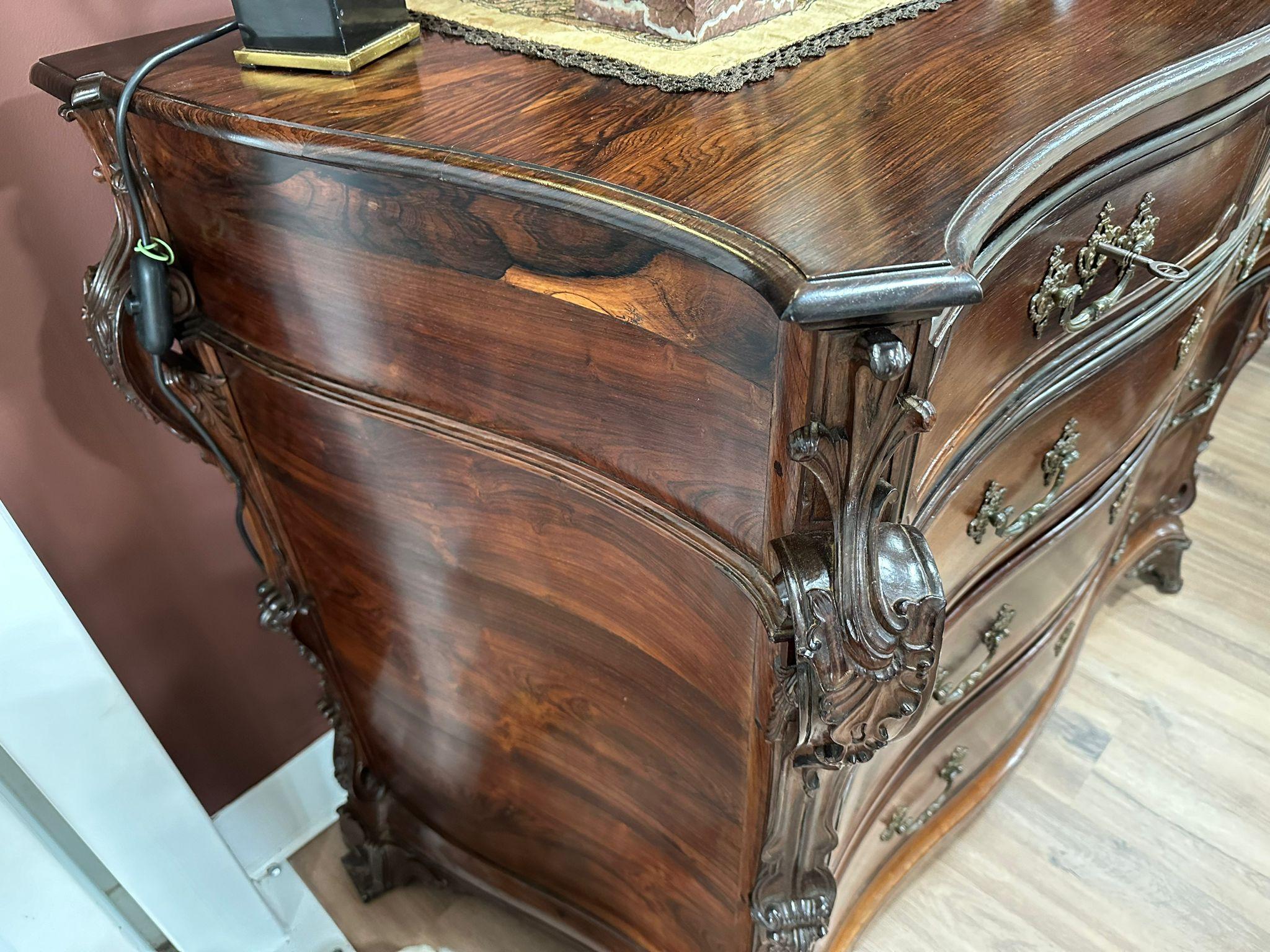Important Portuguese Commode 18th Century in Carved Brazilian Rosewood VIDEO In Good Condition For Sale In Madrid, ES