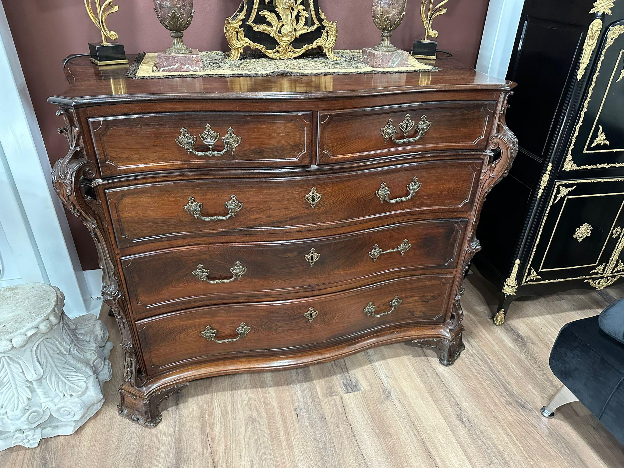 Important Portuguese Commode 18th Century in Carved Brazilian Rosewood VIDEO For Sale 1
