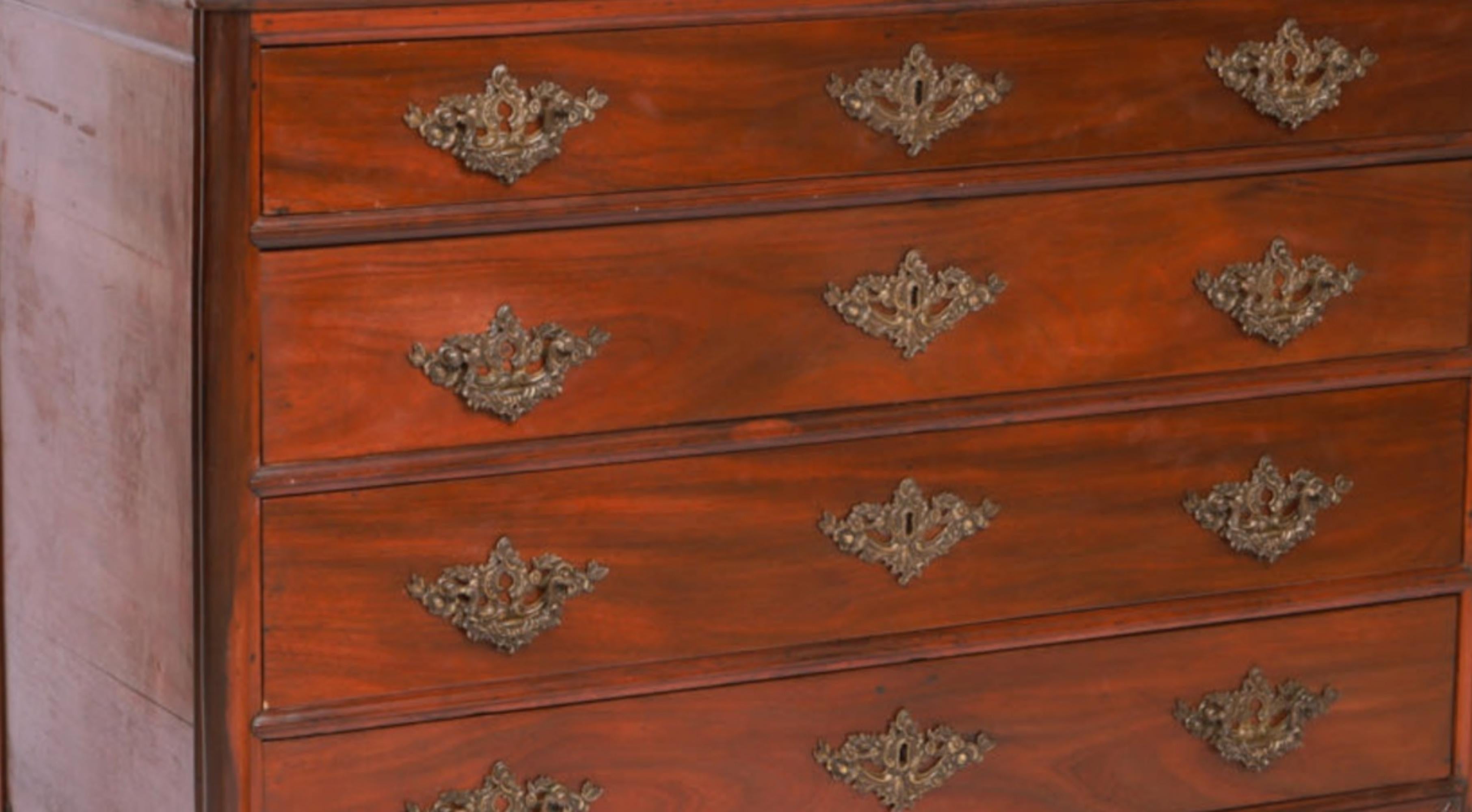 Chest of Drawers 19th Century

D. João V style chest of drawers, in mahogany and rosewood, scalloped and carved skirts, with four drawers, yellow metal hardware. Small defects.
Dim.: 98.5x125x60.5 cm.