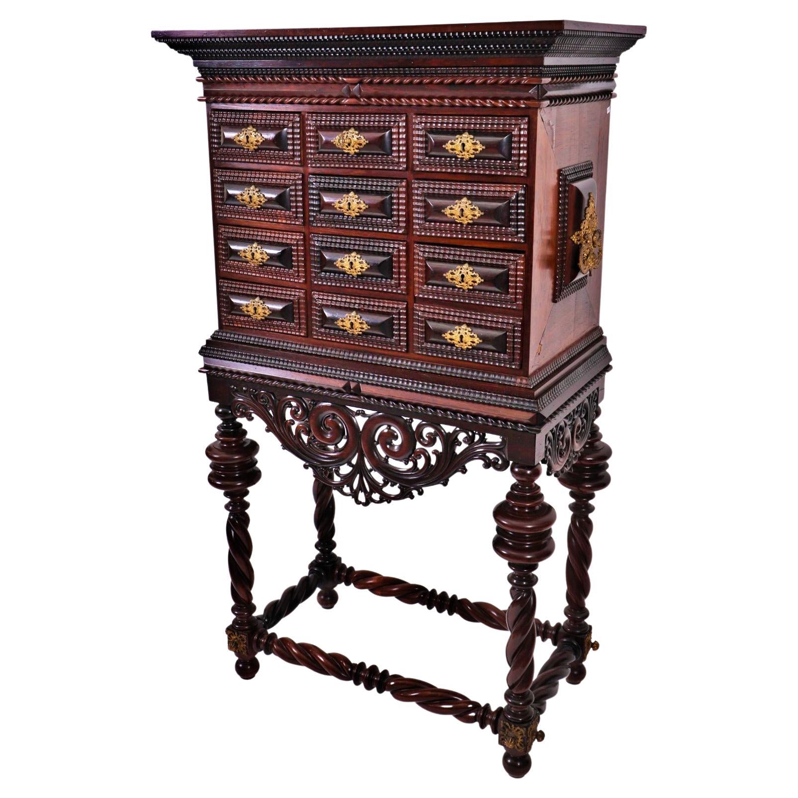 Important Portuguese Counter with trimmer 19th century
Brazilian rosewood and Brazilian rosewood veneer, architecturally shaped with protruding cymbal, chest with eleven drawers simulating twelve, padded drawer fronts, shaky friezes, cut and cut