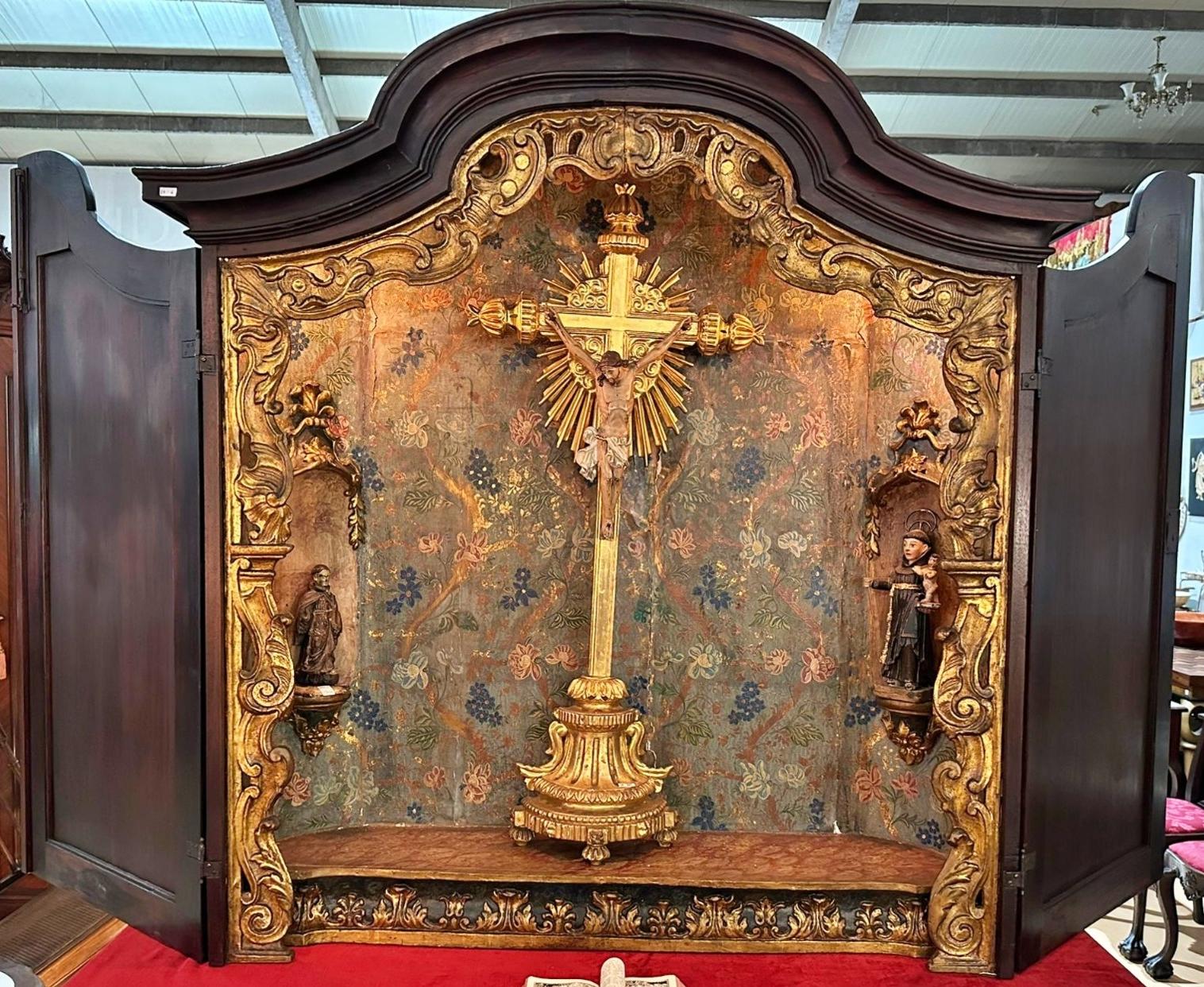 Important Portuguese Oratory from the 18th century
with a sculpture of Christ in gilded wood from the 18th century and two Saint Antony from the 17th century. 
Rosewood
Measures 125cm x 119cm x 38cm.