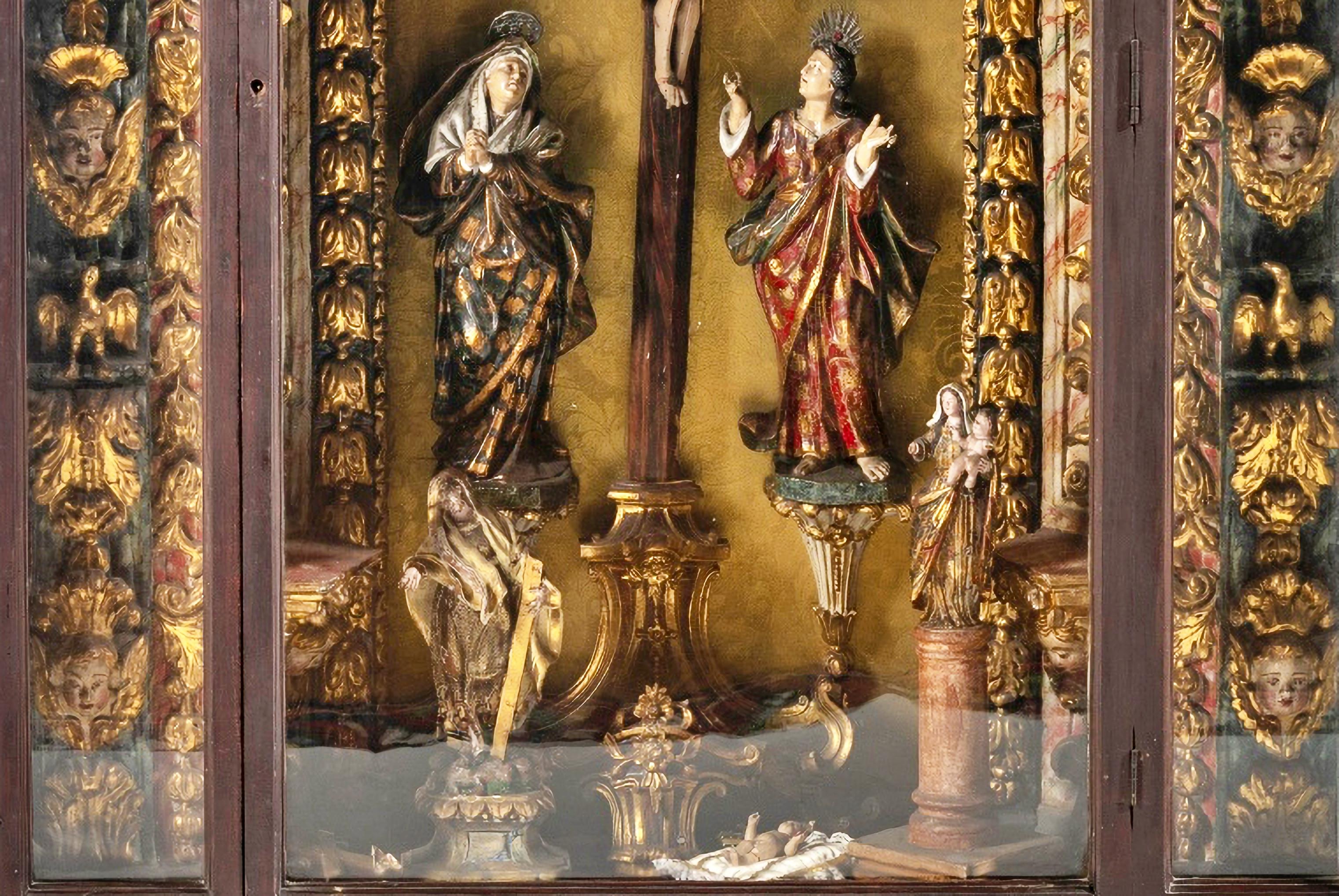 ORATORY WITH NICHE

Portuguese, niche from the 17th century
in carved and gilded wood, decorated with plant motifs, angels and birds. 
Box in mahogany wood. 
Interior with Calvary - Crucified Christ, Our Lady and Saint John, sculptures in gilded and