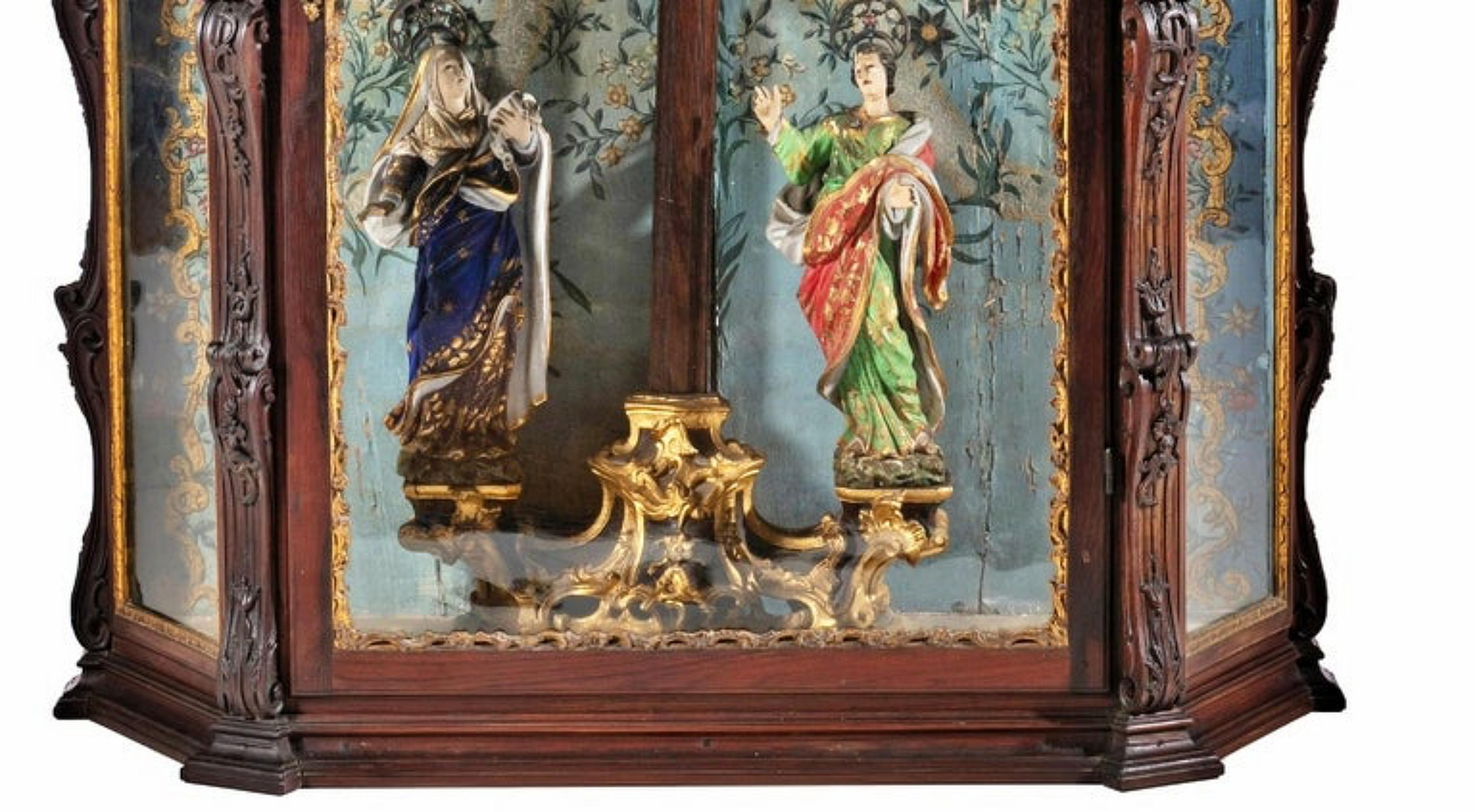 IMPORTANT PORTUGUESE ORATORY WITH CALVARY 18th Century

Portuguese, from the 18th century
in carved Brazilian rosewood. 
Decoration with interrupted pediments, volutes, floral motifs, plant scrolls and pilasters. 
Glazed door and sides. 
Polychrome