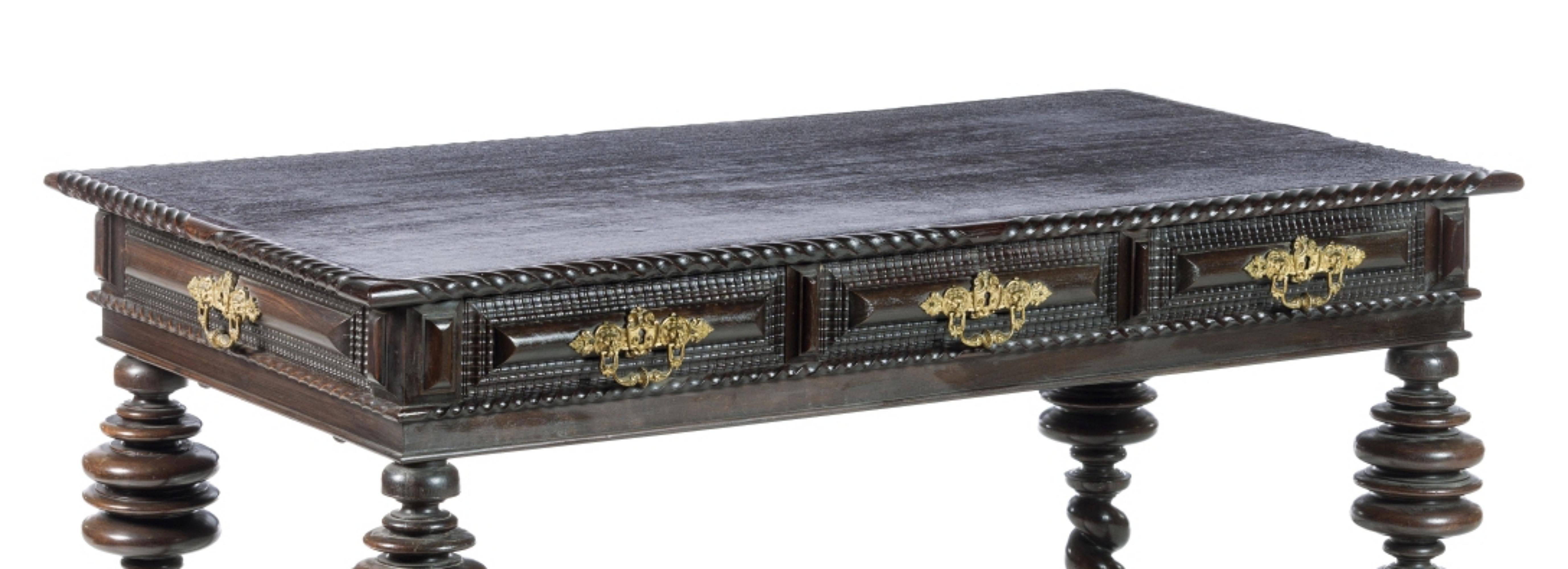 TABLE DE BUFFET PORTUGAISE 17ème siècle

Coffret en bois de vigne et palissandre à trois tiroirs, pieds et poutres tournés en palissandre.
Quincaillerie métallique et applications.
Recouvrir de taches.
Dim. : 81 x 140 x 73 cm