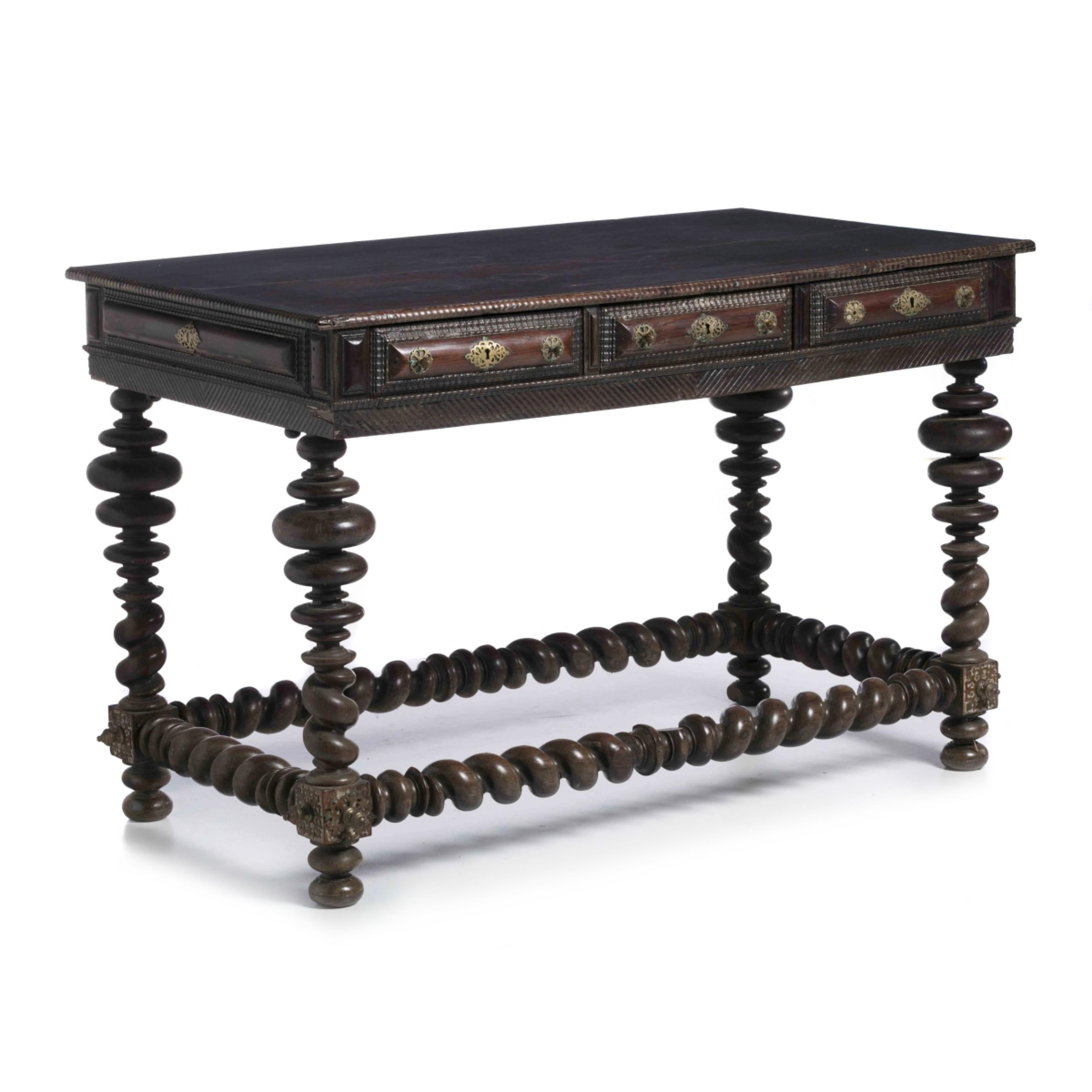 Hand-Crafted Important Portuguese Table 17th Century in Rosewood For Sale