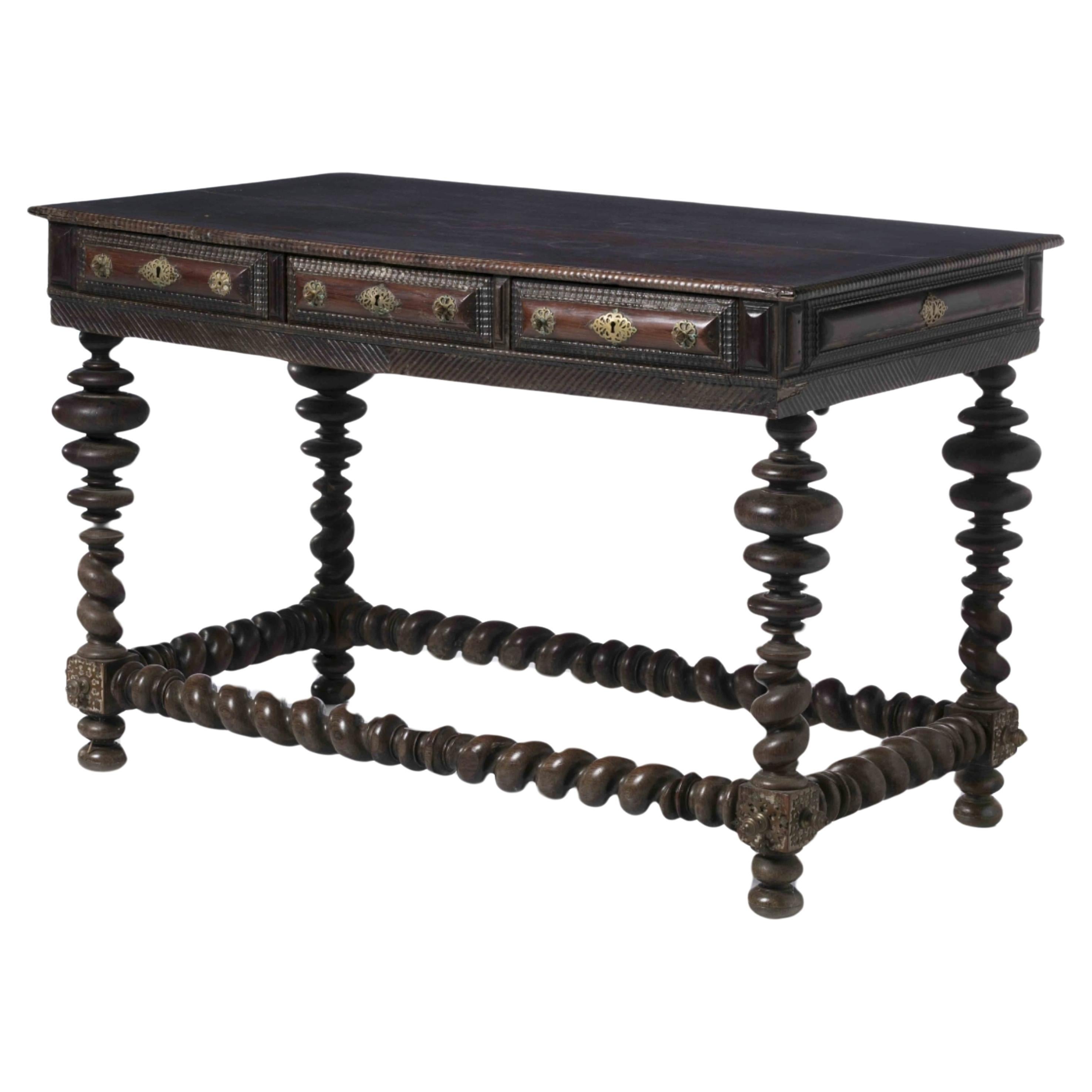 Importante table portugaise du 17ème siècle en bois de rose