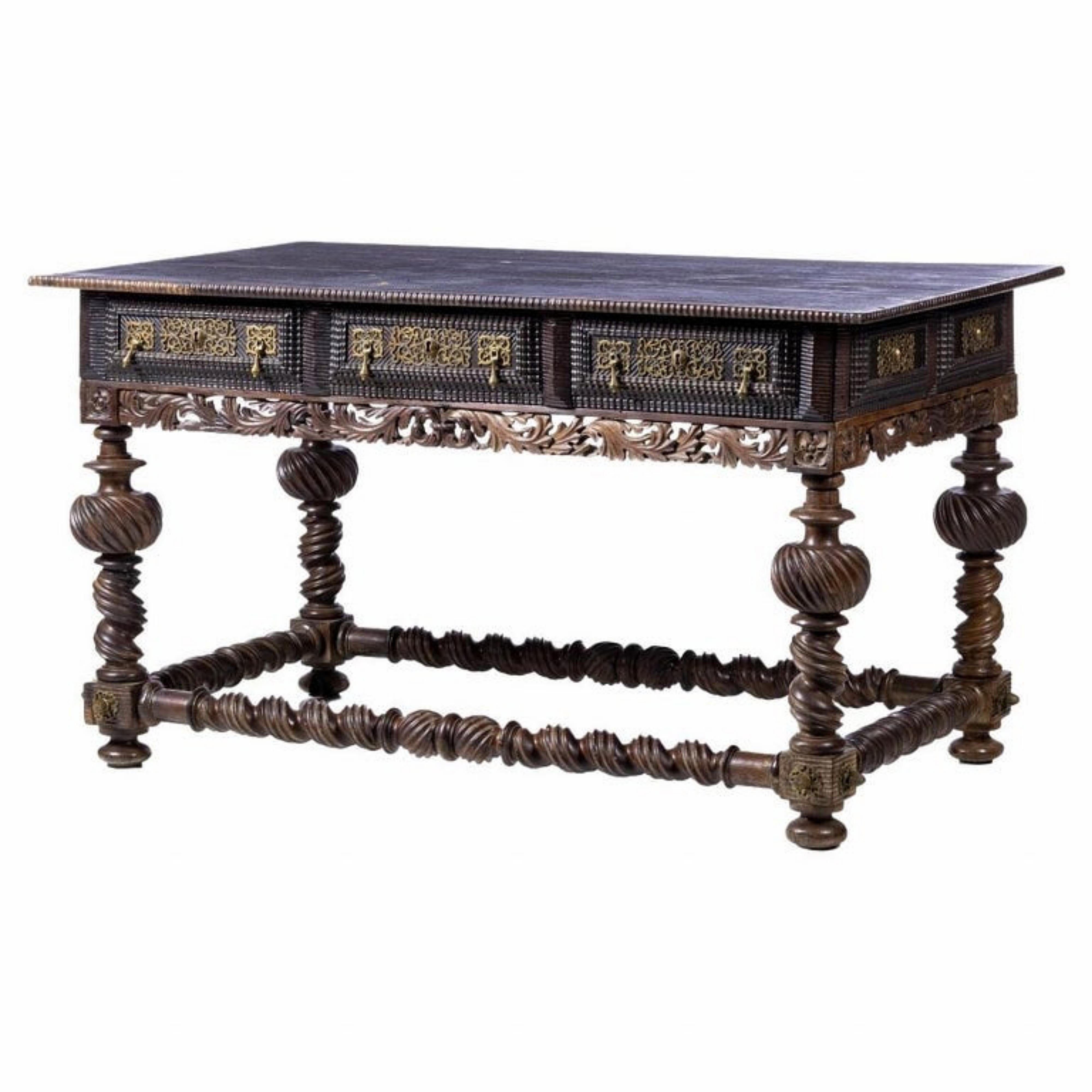 Important Portuguese table Bufete 18th century

In rosewood wood with twisted and trembling carvings. Rectangular-shaped table top, framed on the front and sides by a jagged frieze, waistband with three drawers, with padded decoration and jagged