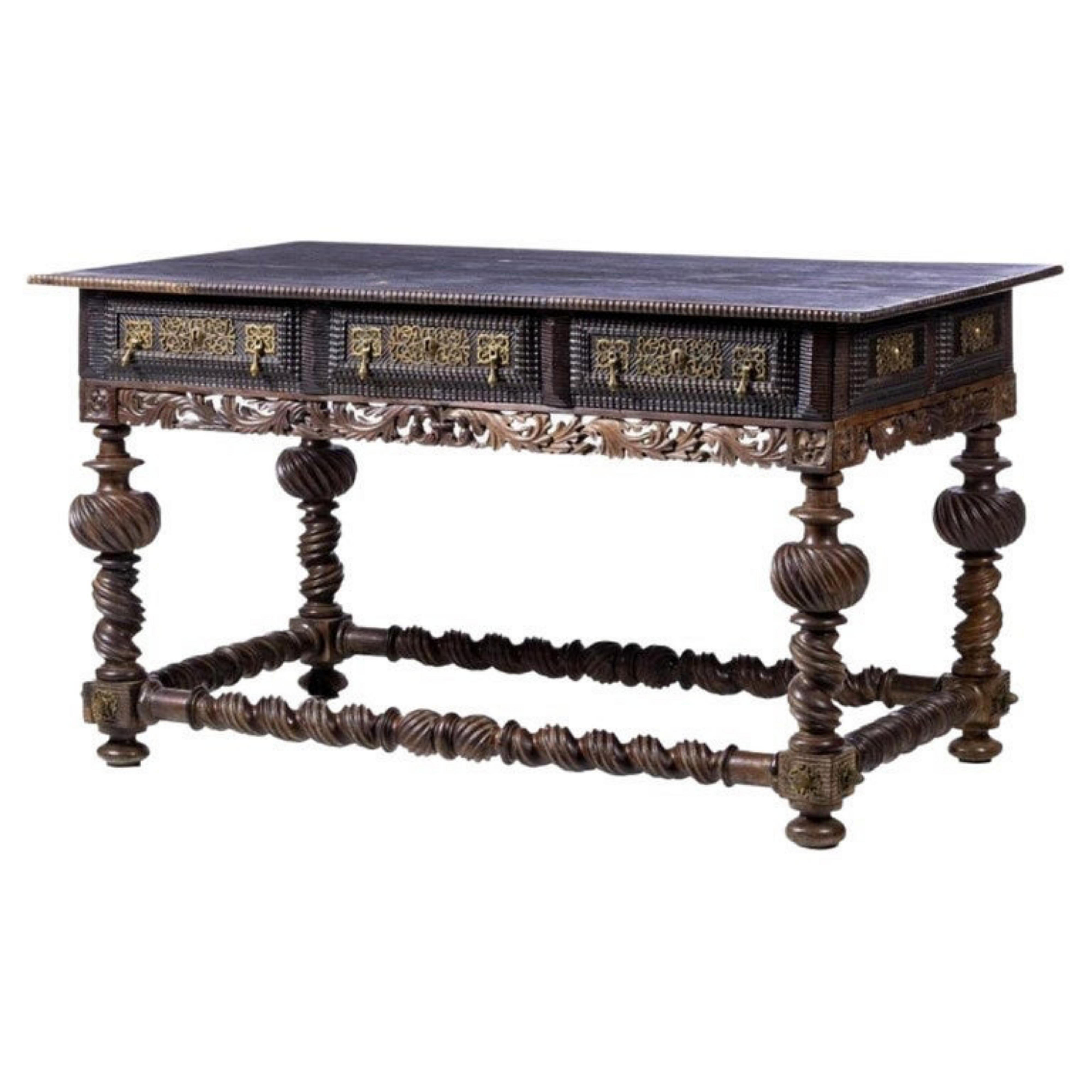Importante table portugaise Bufete 18ème siècle

En bois de palissandre avec des sculptures torsadées et tremblantes. Plateau de forme rectangulaire, encadré sur le devant et les côtés par une frise dentelée, ceinture à trois tiroirs, à décor paddé