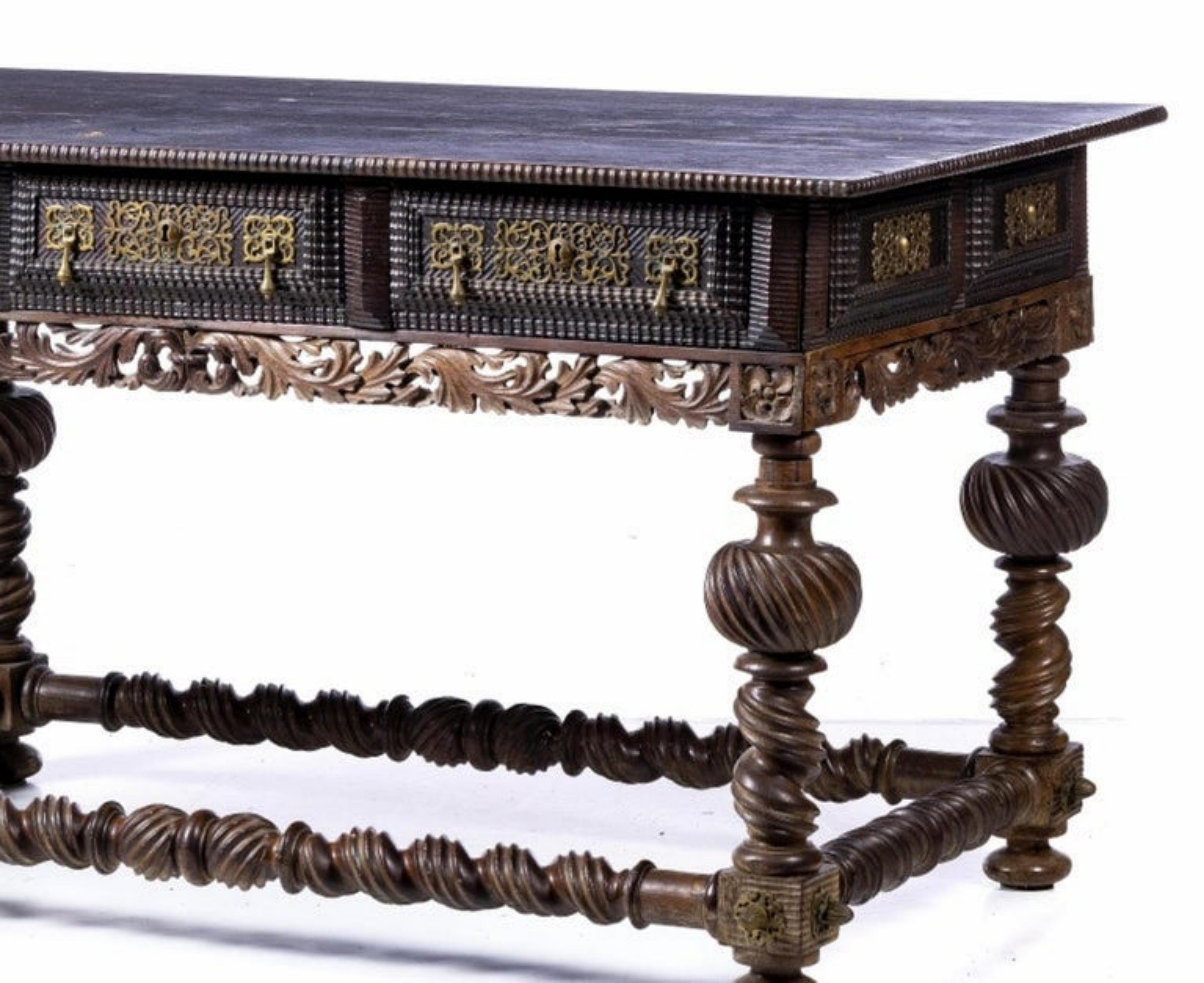 Hand-Crafted Important Portuguese Table 18th Century in Rosewood For Sale