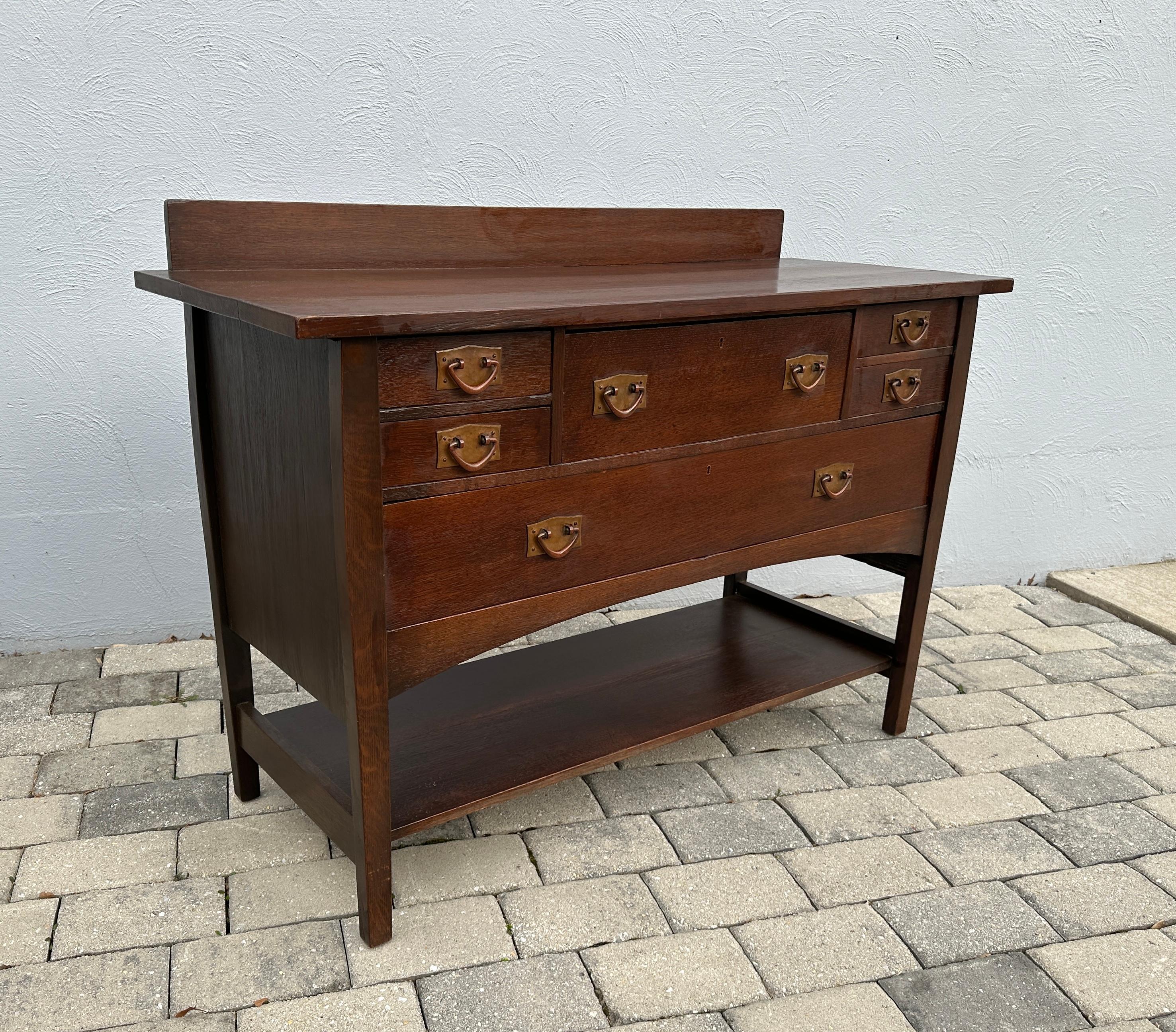 Important rare buffet Gustav Stickley (Harvey Ellis Design) modèle n° 800 W2443 Bon état - En vente à Shamokin Dam, PA