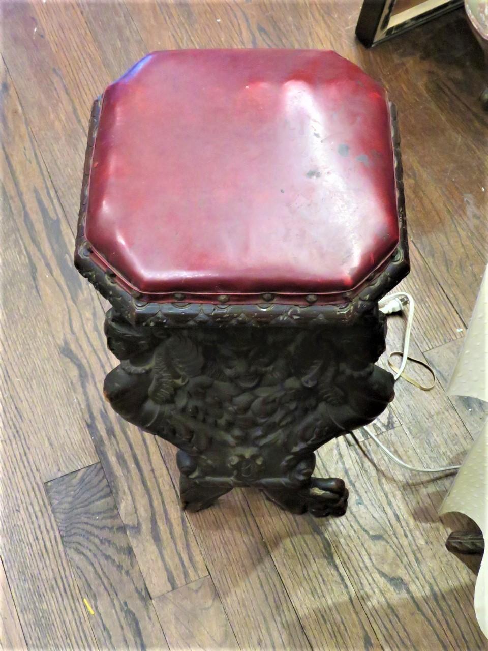 Der folgende Artikel, den wir anbieten, ist ein seltener, hervorragender, mit rotem Leder gepolsterter, geschnitzter, antiker Holzhockertisch aus dem 19. Hocker Tisch ist mit hervorragenden Scrolled Detail mit geschnitzten Büsten von Frauen, die auf