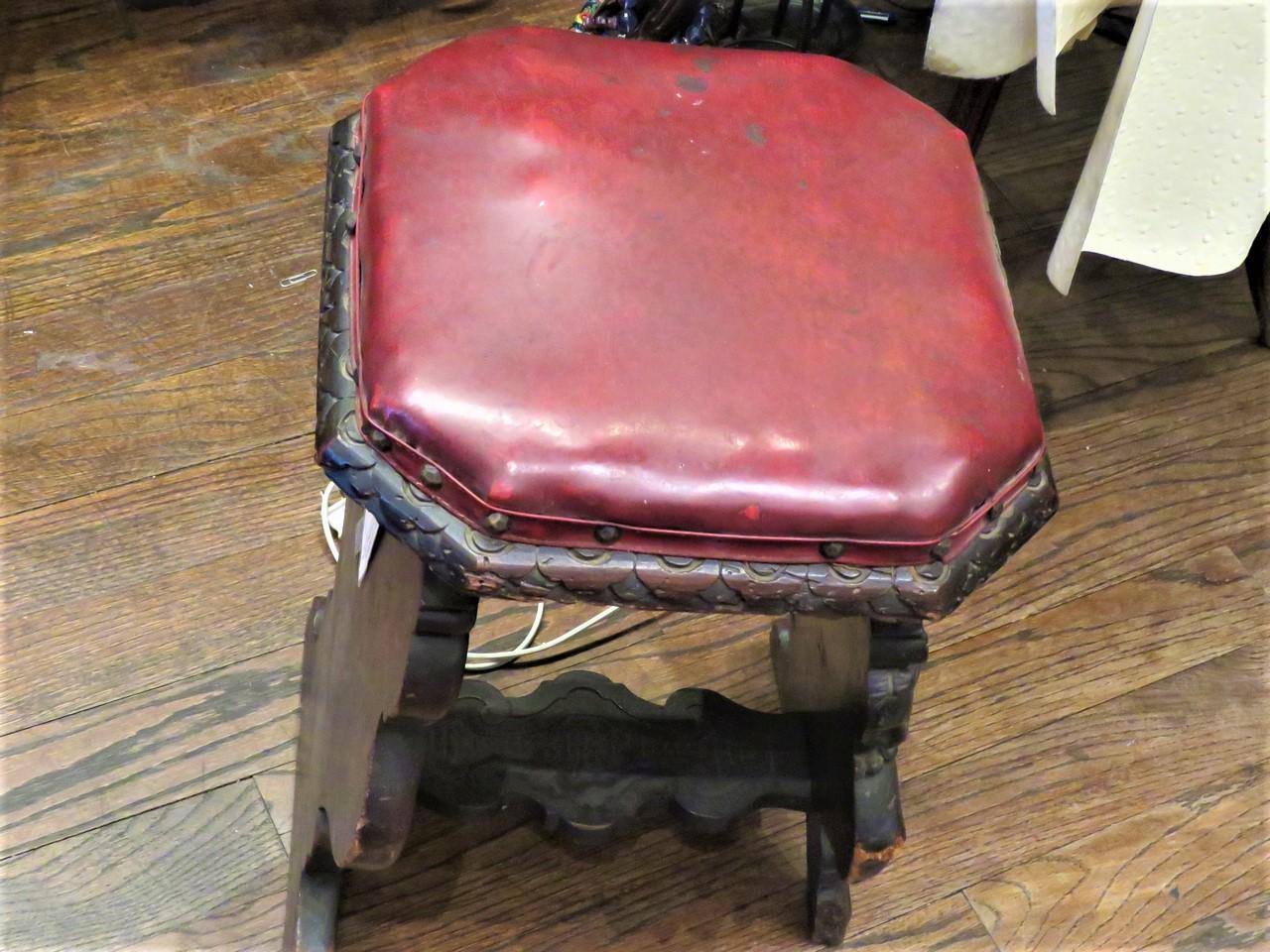 Inconnu Importante et rare table de tabouret du 19ème siècle en bois sculpté et cuir rouge en vente