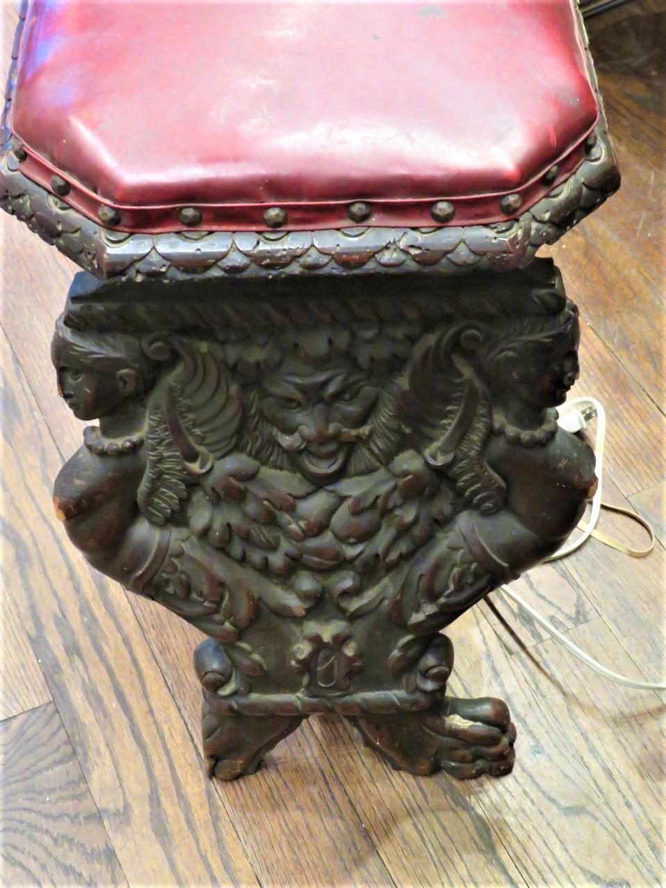 Wichtig Selten Wichtig 19. Jahrhundert geschnitzt Holz Rot Leder Hocker Tisch im Zustand „Gut“ im Angebot in New York, NY