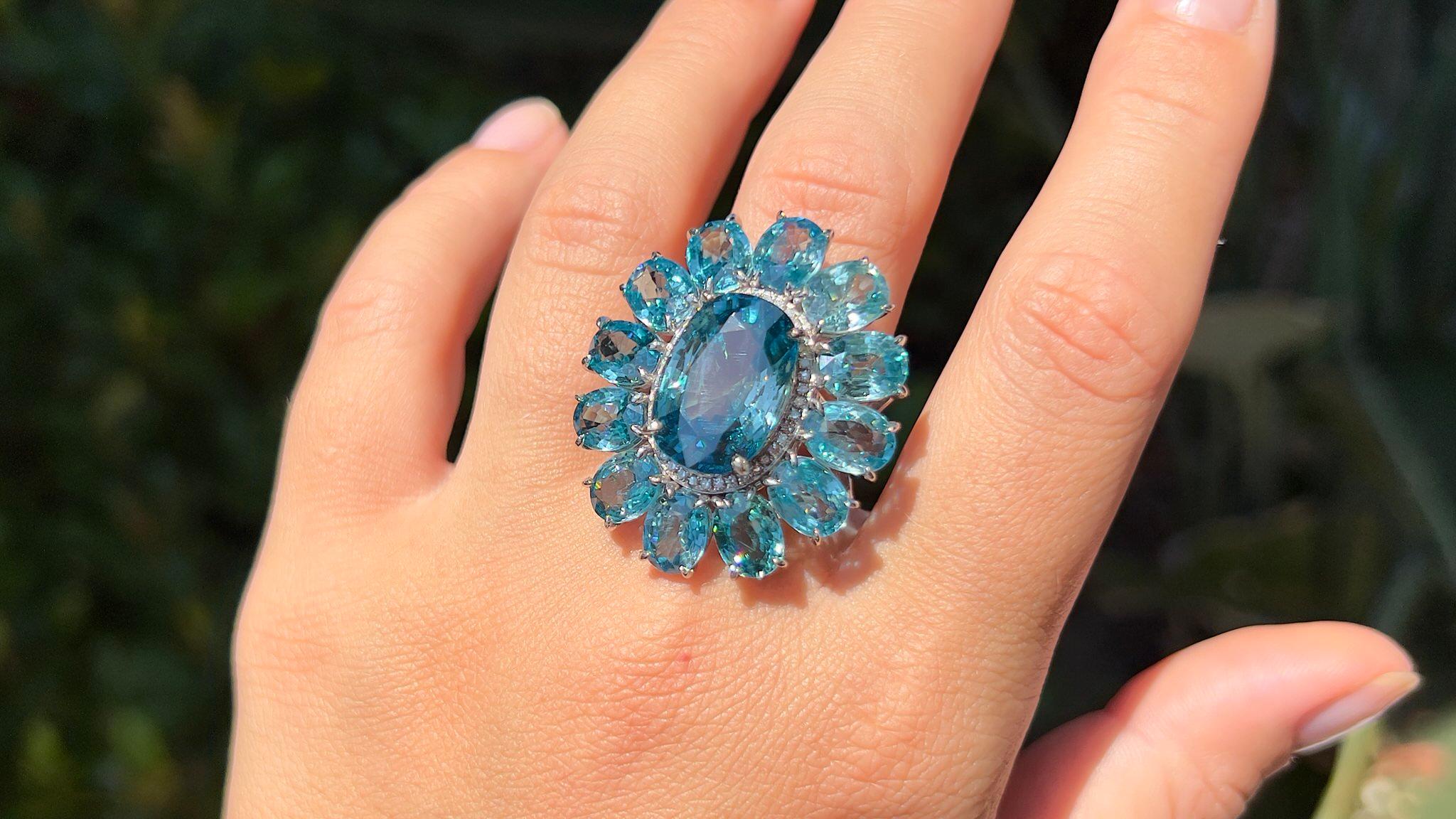 Important Rare Natural Ocean Blue Zircon Ring Diamond Halo 30 Carats 14K Gold In Excellent Condition For Sale In Aliso Viejo, CA