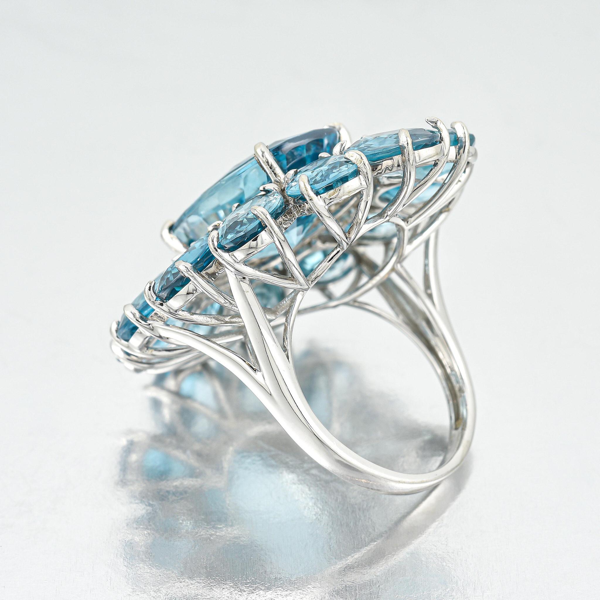 Importante bague en or 14 carats avec zircon bleu océan naturel et halo de diamants 30 carats  Unisexe en vente
