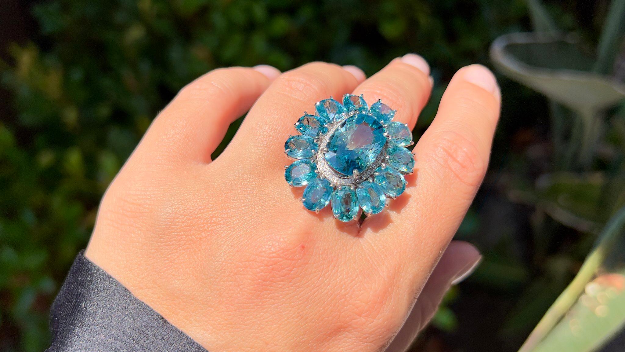 Importante bague en or 14 carats avec zircon bleu océan naturel et halo de diamants 30 carats Unisexe en vente
