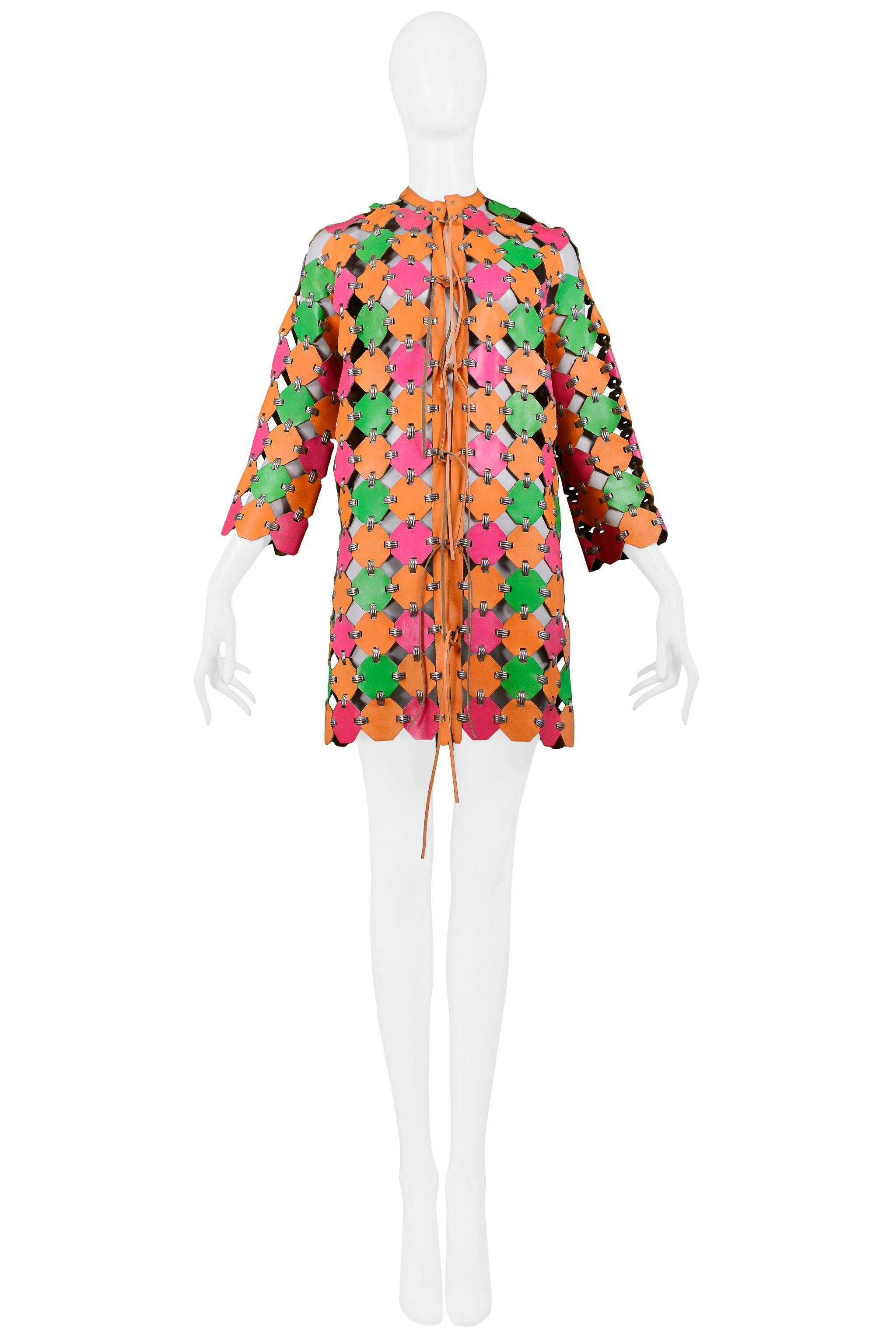 Wichtiges und seltenes Paco Rabanne Neonfarbenes Mantelkleid 1967 (Pink) im Angebot