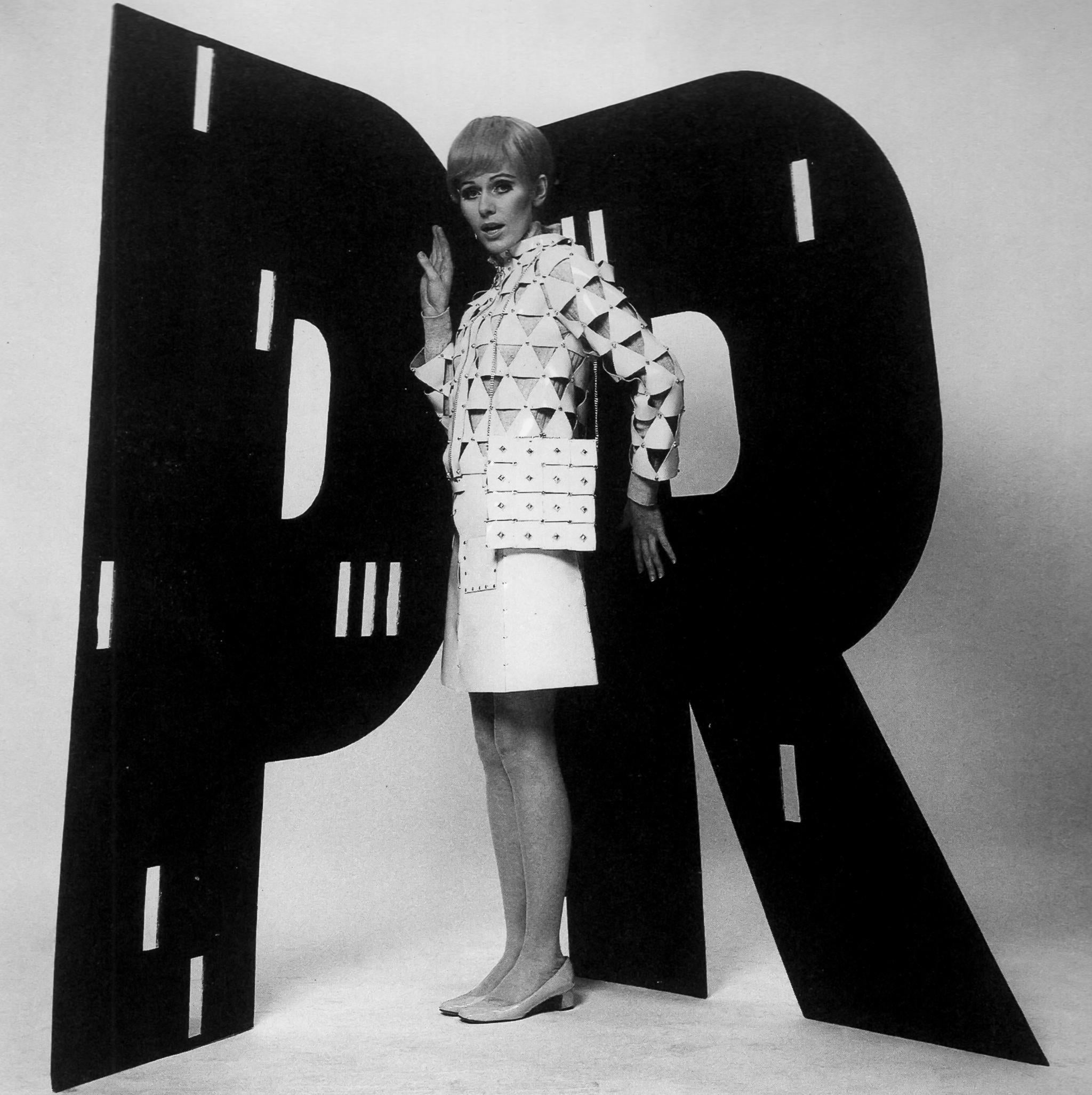 Wichtiges und seltenes Paco Rabanne Neonfarbenes Mantelkleid 1967 Damen im Angebot