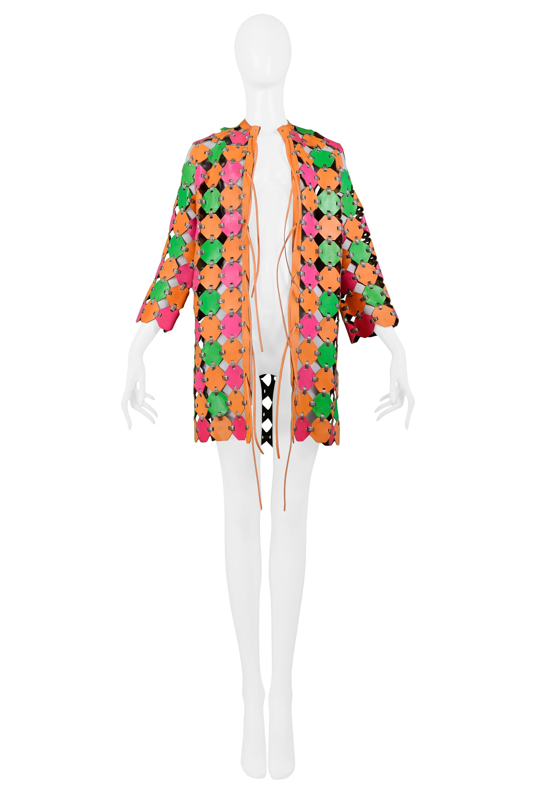Wichtiges und seltenes Paco Rabanne Neonfarbenes Mantelkleid 1967 im Angebot 1