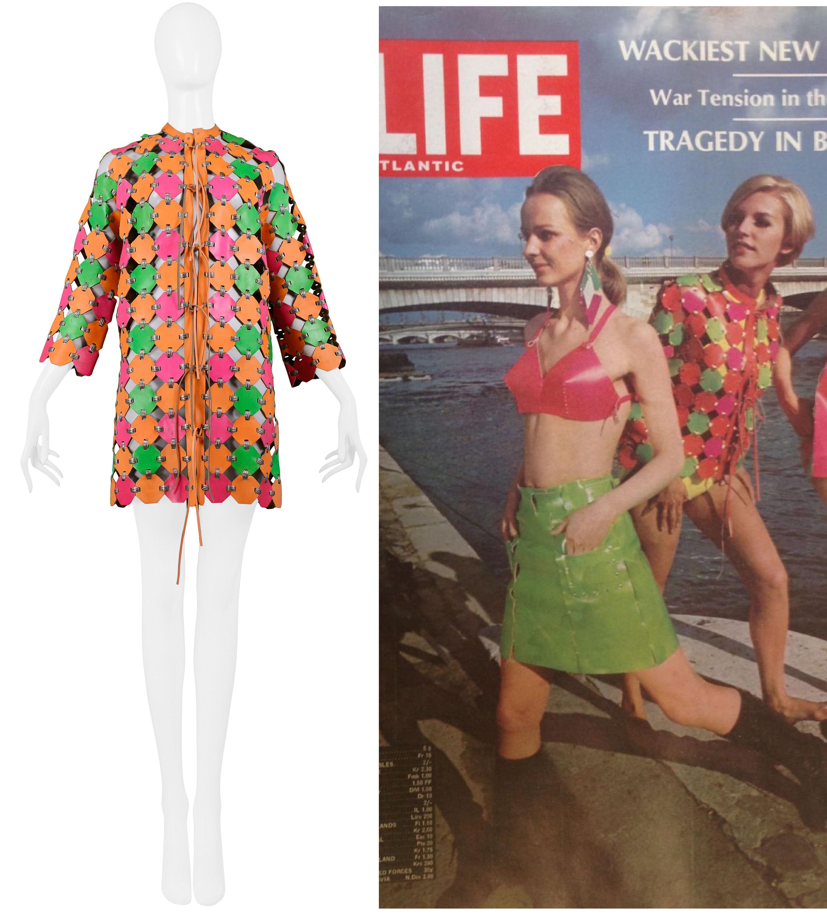 Wichtiges und seltenes Paco Rabanne Neonfarbenes Mantelkleid 1967 im Angebot 2
