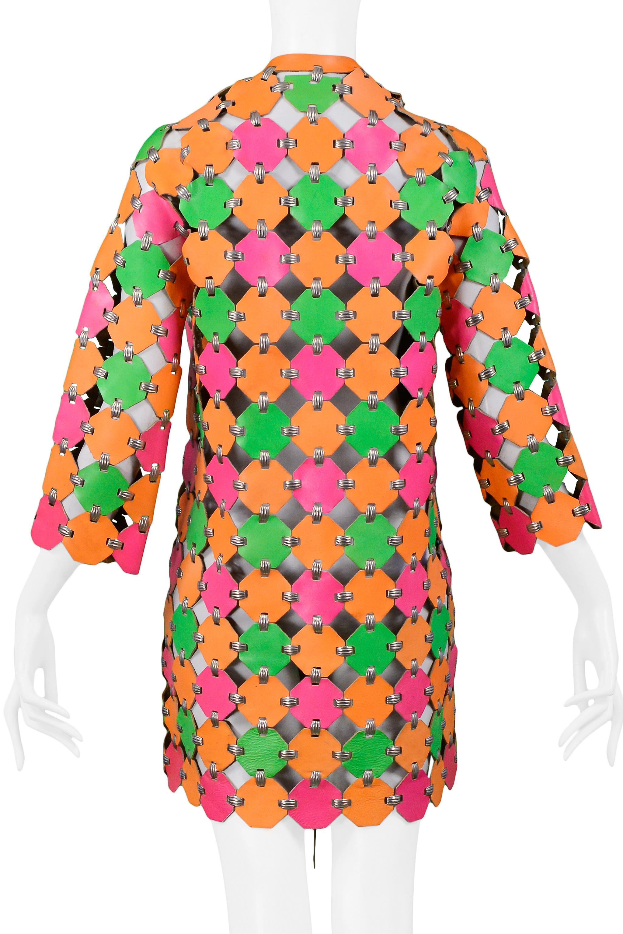 Wichtiges und seltenes Paco Rabanne Neonfarbenes Mantelkleid 1967 im Angebot 4