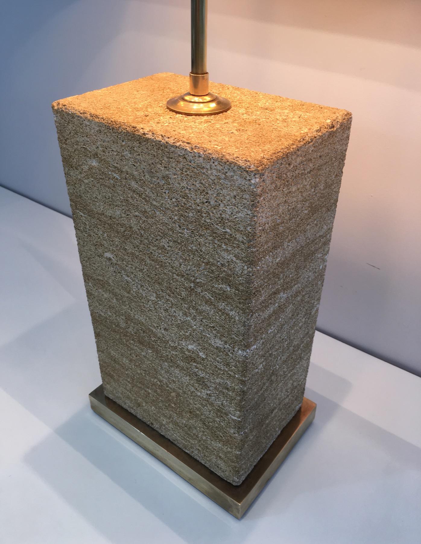 Importante Lámpara de Mesa Ajustable de Piedra Reconstituida y Latón Francesa, circa 1970 en venta 4