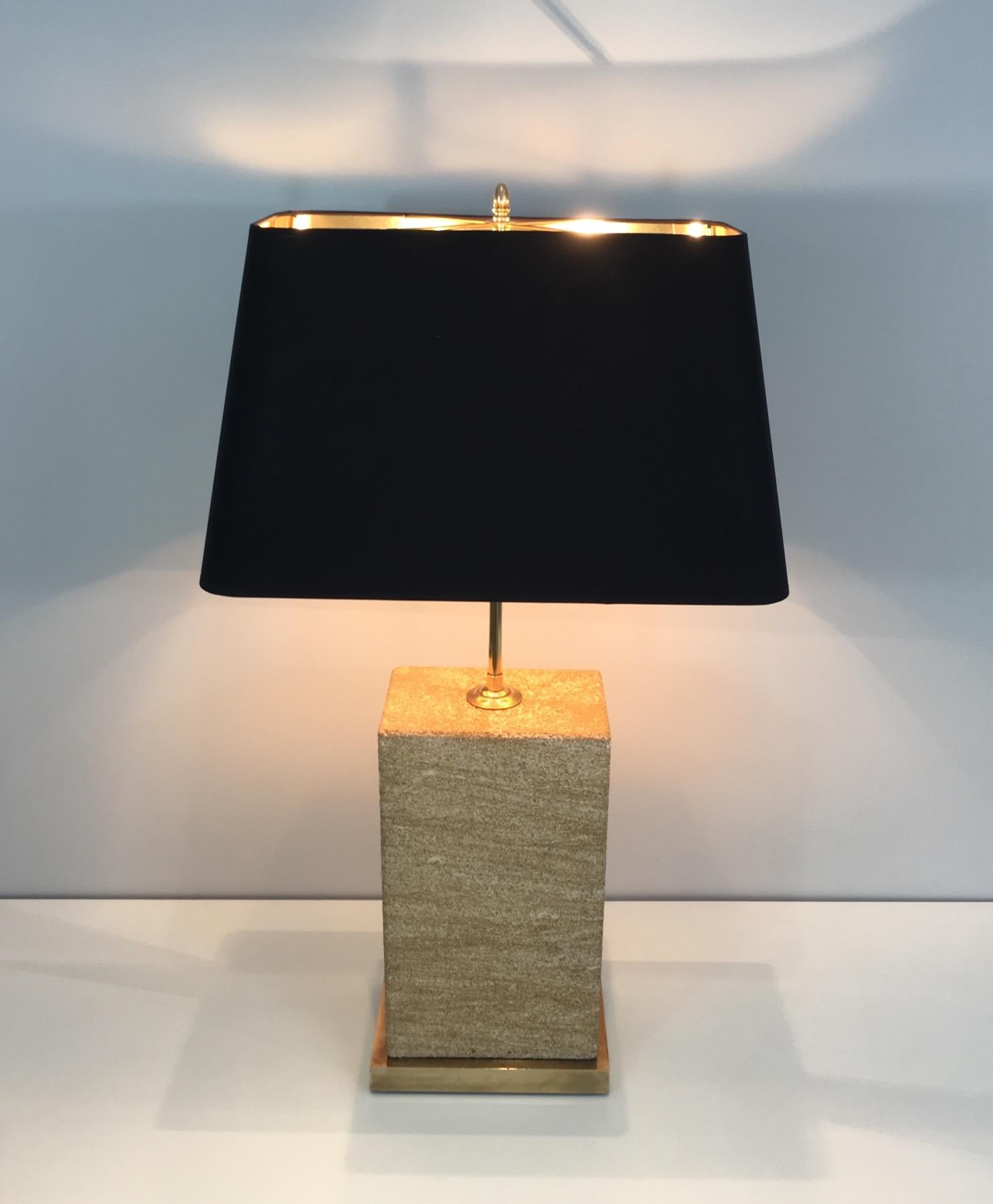 Esta bonita e importante lámpara de mesa regulable está hecha de latón y piedra reconstituida. Se trata de una obra francesa, de hacia 1970.